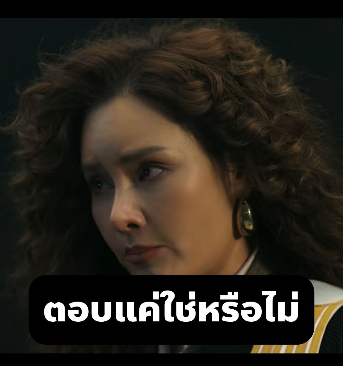 captainnerd23's tweet photo. ถ้าเจอ "ตอบแค่ใช่หรือไม่" ในศาลจริงๆ จะแก้ยังไง

ช่วงนี้มีมนี้เยอะมาก 5555 ก็เลยมีคำถามมาพอสมควร ว่าถ้าเจอแบบนี้ในศาลจริงๆจะทำยังไงดี

เพราะบางครั้งถ้าเราตอบแค่ใช่หรือไม่ อาจไม่ได้อธิบายบริบทและทำให้เสียเปรียบในคดีได้

ต้องตั้งหลักก่อนว่าปกติเราจะเจอ "ตอบแค่ใช่หรือไม่" จากทนายอีกฝั่ง จะไม่เจอจากทนายฝ่ายเราเอง

ซึ่งวิธีแก้แบบแรกก็มึนใส่เลยครับ ตอบไปยาวๆนั่นแหละ ไม่ต้องตอบแค่ใช่หรือไม่ ทนายบางคนก็จะไม่จำกัดตรงนี้มากก็จะปล่อยเราไหลไป

แต่ถ้าทนายพยายามตัดบทเราจริงๆ และบังคับให้เราตอบแค่ใช่หรือไม่จริงๆ อันนี้เราก็ทำอะไรไม่ได้ เพราะเป็นสิทธิของเค้า ก็ต้องตอบแค่ใช่หรือไม่ไปก่อน

แต่พอทนายอีกฝั่งถามจบ ทนายฝั่งเราจะมีสิทธิที่เรียกว่า "ถามติง" เพื่อให้เราอธิบายสิ่งที่ตอบทนายอีกฝั่งไปเพิ่มเติม

เช่น ทนายอีกฝั่งถามเราไว้ว่า พยานไม่ได้อยู่ในที่เกิดเหตุใช่หรือไม่

เราก็ตอบได้แค่ "ไม่"

ซึ่งถ้าจบแค่นี้ คำพูดเราอาจไม่มีน้ำหนัก เพราะเราไม่เห็นเหตุการณ์นี่นา

แต่ทนายฝั่งเราสามารถมาถามติงได้ว่า "ที่พยานเบิกความไปว่าไม่ได้อยู่ในที่เกิดเหตุ แล้วพยานยืนยันเรื่องราวที่เกิดขึ้นได้ยังไง"

พยานก็ตอบได้ว่า "ไม่อยู่ในที่เกิดเหตุ แต่เป็น รปภ. ที่นั่งดูวงจรปิดตลอดเวลาแบบเรียลไทม์ในช่วงเวลาเกิดเหตุทั้งหมด เลยรู้เรื่องราวทั้งหมด"

แต่บางทีก็อาจหลุดได้ เพราะทนายอีกฝั่งอาจจะถามยาว แล้วทนายฝั่งเราเก็บมาถามติงไม่ครบ เราก็จะเสียโอกาสอธิบายบริบทหลังคำตอบใช่หรือไม่ 

ก็ต้องเลือกทนายดีๆครับ