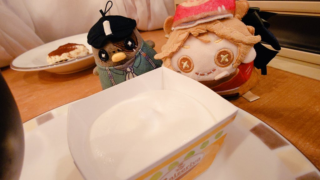 xequationx's tweet photo. そういやぁこの前小夜さんと、ノトちゅん🧲と、もちビクさん💌でサイゼ行きまして。

デザートにキャッキャする🧲💌に忍び寄る手…… https://t.co/CosrWYY6cU