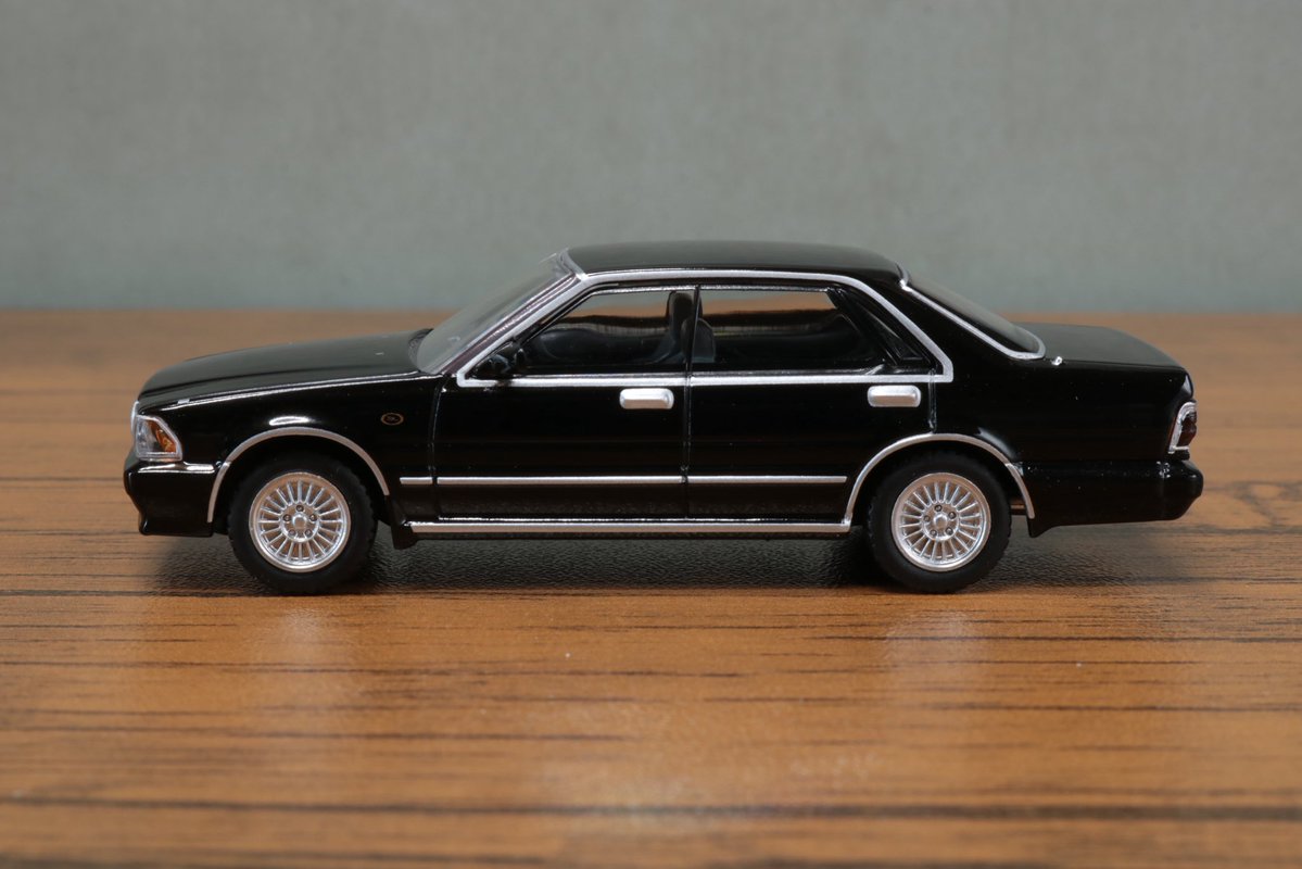 LP400S1's tweet photo. トミカリミテッドヴィンテージ NEO
日産 セドリックHT V20 
ツインカムターボ グランツーリスモ 
ブラックSV 90年式

長いグレード名が好き
リヤのエンブレム類も細かく再現
曲線的になったボディと四角い
デザインのバランスが絶妙でカッコイイ
2本出しマフラーもスポーティ
#TLVN #日産 #セドリック https://t.co/odKHf9mqx3