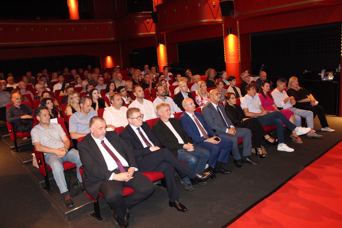 Sadigbayli's tweet photo. Lyublyana şəhərinin məşhur kinoteatrlarından biri olan Kinodvor zalında "Njihov Mehdi, naš Mihajlo" ("Onların Mehdisi, bizim Mixaylo") sənədli filminin təqdimatını keçirtdik. Sloveniyanın aparıcı televiziya kanallarından biri olan RTV Sloveniya tərəfindən istehsal olunmuş filmin rejissoru və ssenari müəllifi Zvezdan Martiçdir. Sənədli film İkinci Dünya Müharibəsi illərində Sloveniya xalqı ilə çiyin-çiyinə döyüşərək böyük qəhrəmanlıq göstərmiş əfsanəvi partizan Mehdi Hüseynzadə "Mixaylo"nun həyat hekayəsini təqdim edərək o dövrdə igid azərbaycanlılar və slovenlər tərəfindən nümayiş etdirilən şücaət və cəsur mübarizəni əks etdirir. Bu layihənin reallaşdırılmasında göstərilən dəstəyə görə RTV Sloveniya telekanalının İdarə Heyətinin sədri xanım Nataliya Qorşçaka təşəkkürümü ifadə edirəm. Bu layihənin ərsəyə gəlməsində göstərilən dəstəyə və töhfəyə görə əməyi keçən hər kəsə, o cümlədən Azərbaycan Respublikasının Mədəniyyət Nazirliyinə, Azərbaycan Kino Agentliyinin (ARKA) baş direktoru Rəşad Əzizova, Vyanadakı Azərbaycan Mədəniyyət Mərkəzinin direktoru xanım Leyla Qasımovaya, Azərbaycan Milli Məclisinin sədrinin müavini və Nizami Gəncəvi adına Milli Azərbaycan Ədəbiyyatı Muzeyinin direktoru Rafael Hüseynova, Sloveniya-Azərbaycan Dostluq Cəmiyyətinin prezidenti Andrey Komparaya, Nova Qoritsa şəhərinin meriyasına, Şempas yerli icmasının sədri xanım Barbara Kanteyə və Azərbaycan Televiziyasına (AZTV) dərin təşəkkürümüzü ifadə edirik.