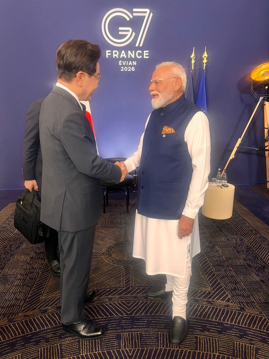 IndiainROK's tweet photo. 에비앙에서 이재명 대한민국 대통령과 매우 뜻깊은 대화를 나누었습니다. 불과 두 달 전에는 인도에서 이 대통령을 맞이했습니다.

양국은 무역과 상업은 물론, 다양한 미래 첨단 분야에서도 긴밀히 협력하고 있습니다.

@Jaemyung_Lee 

@G7

@MEAIndia @IndianDiplomacy https://t.co/iPO6yshPcG