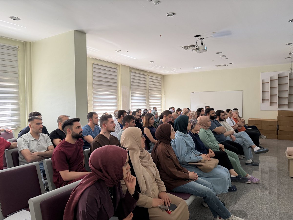 BulankDH1's tweet photo. Bulanık  Devlet Hastanesi Eğitim Salonu'nda kurum personelimize yönelik *CPR (Kardiyopulmoner Resüsitasyon) (Temel Yaşam Desteği-İleri Yaşam Desteği) eğitimi verilmiştir.
Eğitim, Anestezi ve Reanimasyon Uzmanı Dr. Aysel İrem AKKAYA tarafından gerçekleştirilmiştir. https://t.co/XIbg7Gxo1V