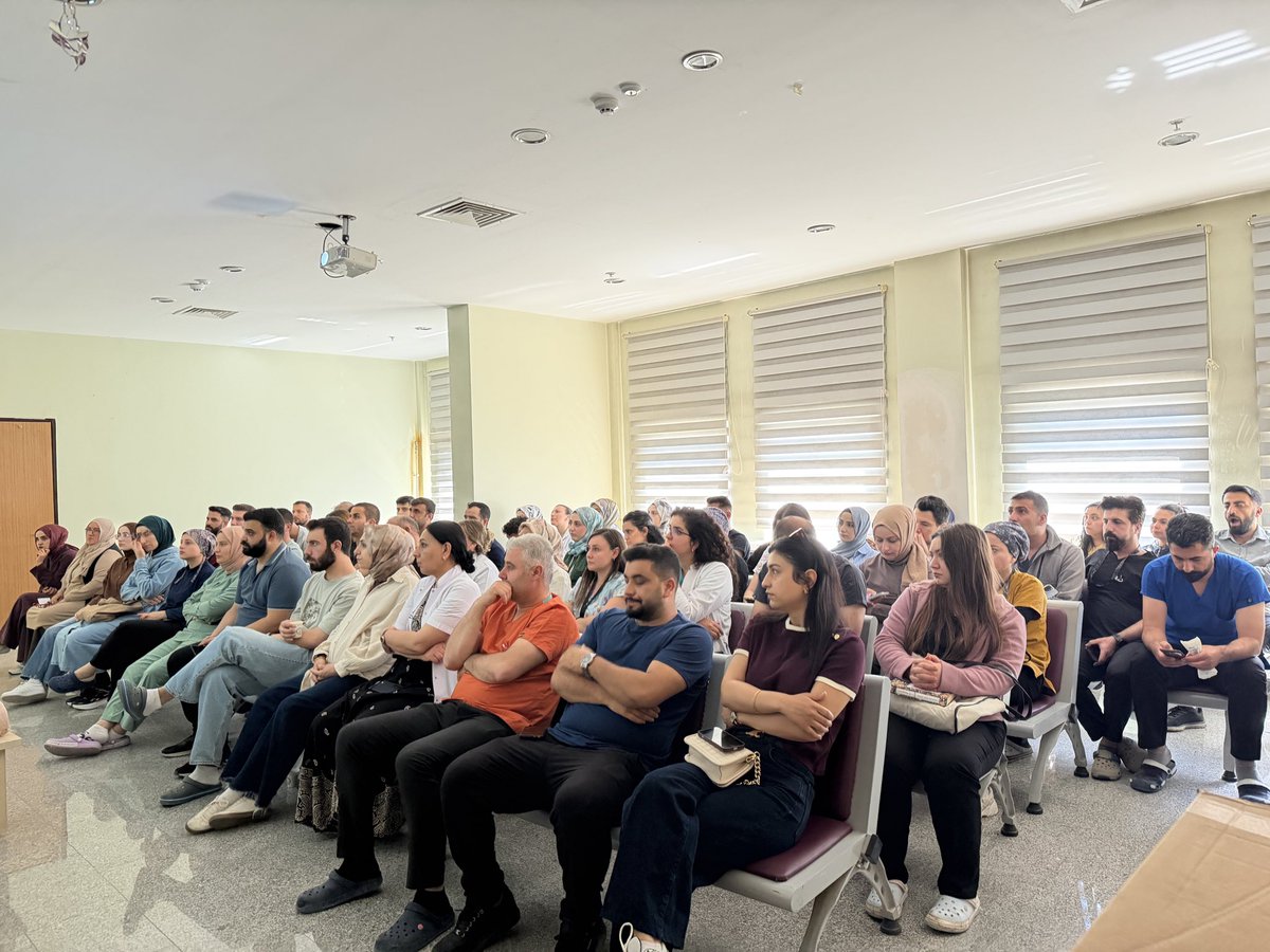 BulankDH1's tweet photo. Bulanık  Devlet Hastanesi Eğitim Salonu'nda kurum personelimize yönelik *CPR (Kardiyopulmoner Resüsitasyon) (Temel Yaşam Desteği-İleri Yaşam Desteği) eğitimi verilmiştir.
Eğitim, Anestezi ve Reanimasyon Uzmanı Dr. Aysel İrem AKKAYA tarafından gerçekleştirilmiştir. https://t.co/XIbg7Gxo1V