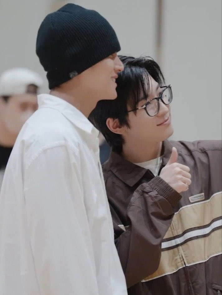 meaniesminwon's tweet photo. the way they have a latest one but chose to not share it 🥲 what do we offer for them to give thattt https://t.co/HfXqGJJlFf