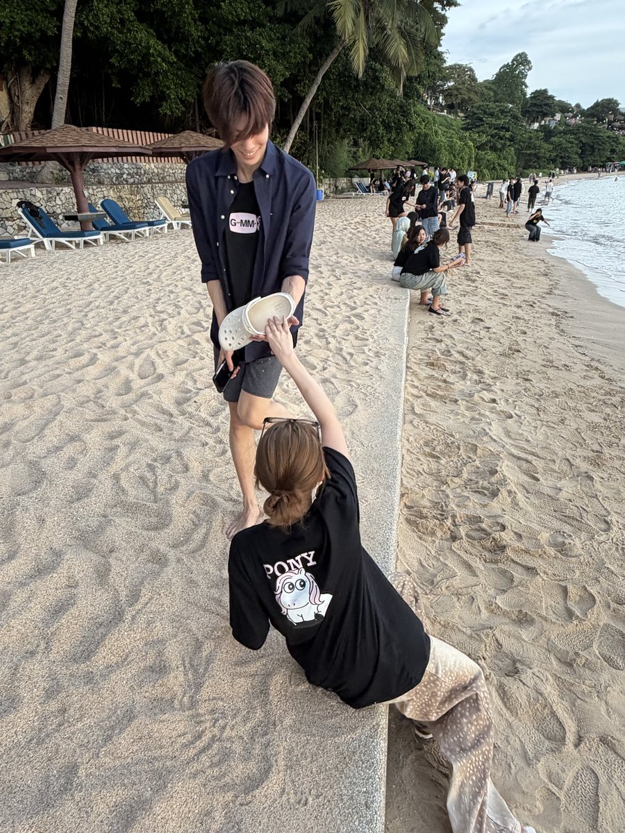 jaoyngs's tweet photo. ถ่ายรูปอยู่ดีๆ เจอรองเท้าบินได้😠😠😠#GMMTVOuting2026 https://t.co/D6vBbQUYra