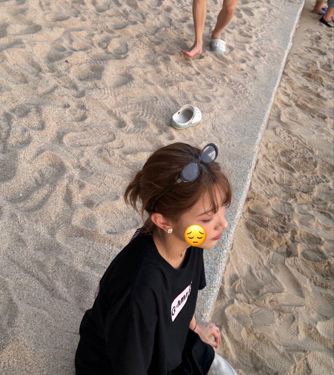 jaoyngs's tweet photo. ถ่ายรูปอยู่ดีๆ เจอรองเท้าบินได้😠😠😠#GMMTVOuting2026 https://t.co/D6vBbQUYra