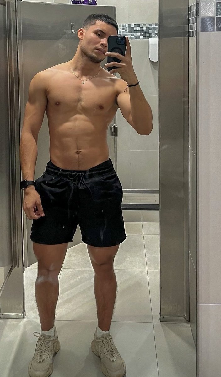 Brsaranda's tweet photo. Puedo aguantar 3 rounds🥵 y no quedarme seco https://t.co/fk3EVK2ie3