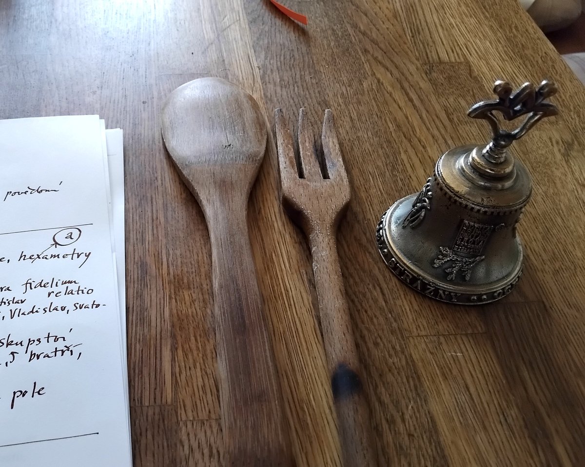 OKoupil's tweet photo. Rekvizity připravené na rytmický výklad o hexametrech při přednášce o Kosmovi a jeho kronice v novém překladu s přáteli historie Slavičínska ve slavičínské Orlovně v šestkový den 16. 6. 26. Moderoval pan starosta Tomáš Chmela. Momentka: Petr Gajdošík, @Nostalghia_cz https://t.co/DL13ARsItP