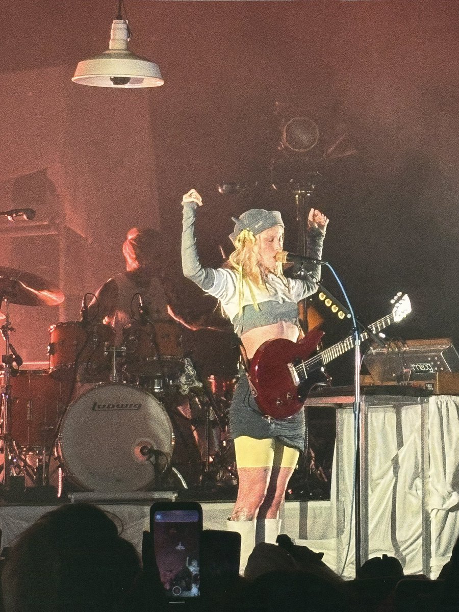 catpunkuri's tweet photo. Hayley edaabp in Milan !! 💛 https://t.co/zubgDTQC2F
