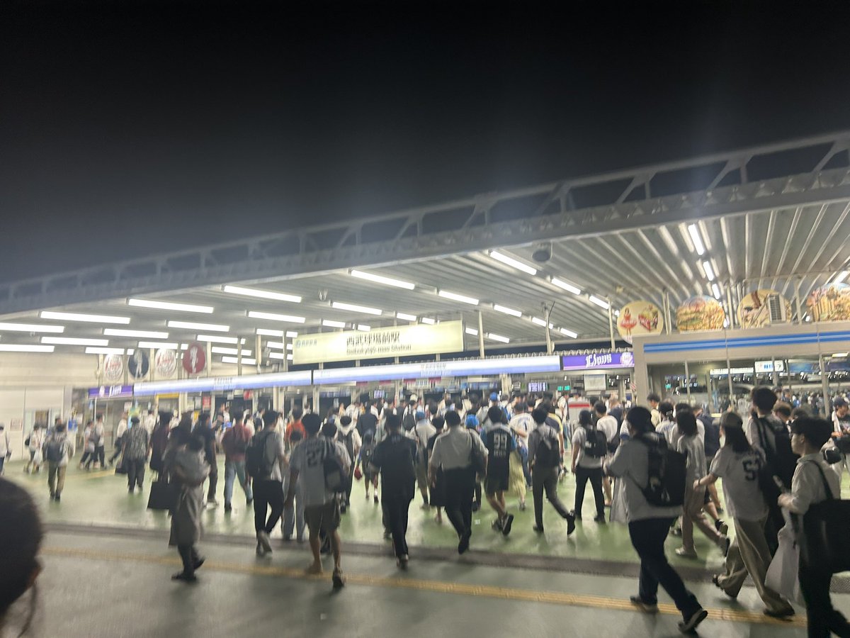 Tokorozawa_news's tweet photo. 【西武球場前駅　リニューアル発表「大屋根」】
西武鉄道は所沢エリアの沿線価値向上の一環として、狭山線・山口線『西武球場前駅』をリニューアルすると発表しました！

ベルーナドームや西武園ゆうえんちなど、西武園エリアの玄関口でもある「西武球場前駅」。

リニューアルでは
○駅舎・改札上屋根建て替え
○コンコースの美装化
○トイレ改修・多目的トイレ建て替え
が行われます👀

また、今回の改装コンセプトを「Swing※」として、駅前広場からコンコースにかけ風の流れや揺らぎをイメージした『大屋根』が設けられます！

※コンセプト詳細は下記(ツリー)参照

工事期間は2026年度〜2030年3月を予定。

工事期間中の2028年には、
1978年に西武ライオンズが誕生し所沢に本拠地を構えてから50年の節目の年を迎えます✨