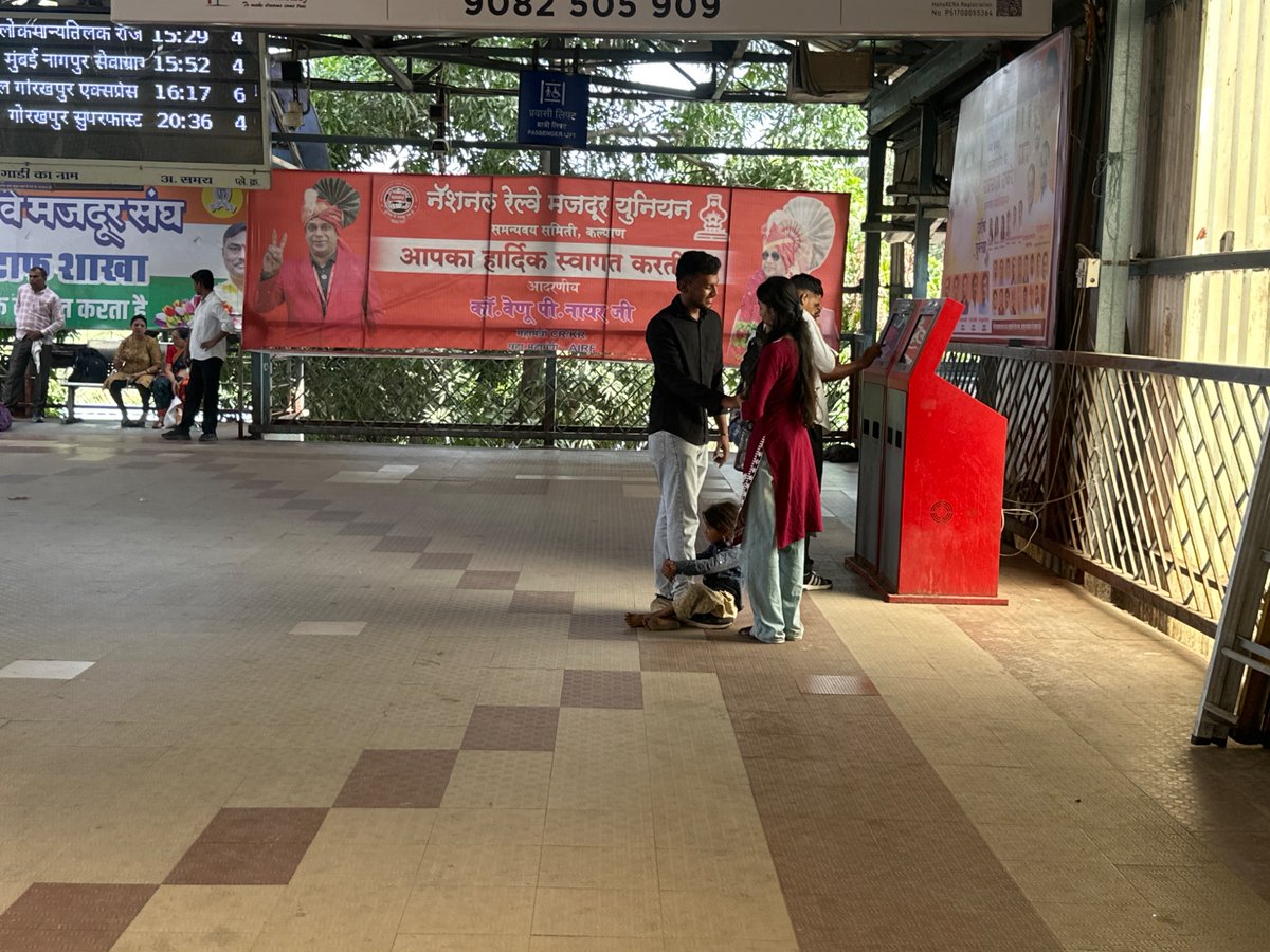 star840in's tweet photo. @drmmumbaicr these machine needs to shift a little by 2-3 meters as reflection on it making trouble for reading QR so travellers are unable to get tickets as they can’t scan https://t.co/gIUPwqbuTa