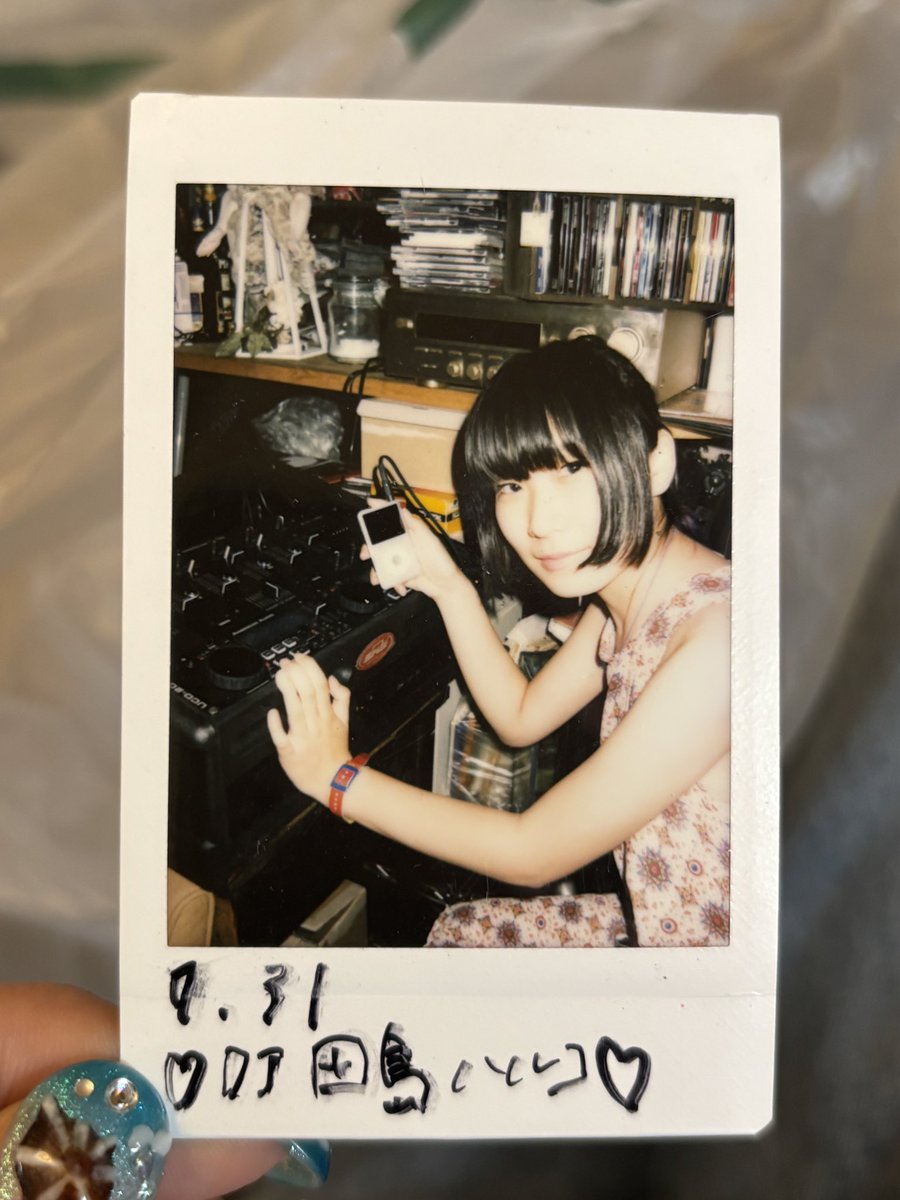 dokusya_model's tweet photo. 【業務連絡】

XのDMが調子悪いです。
ご連絡いただく場合、インスタのDMか、bioに記載されてるメールアドレスまでお願いします🙇‍♀️💦

写真は、推定15年前のワイがiPod classicでDJしているところです。 https://t.co/r4vJxOes0P