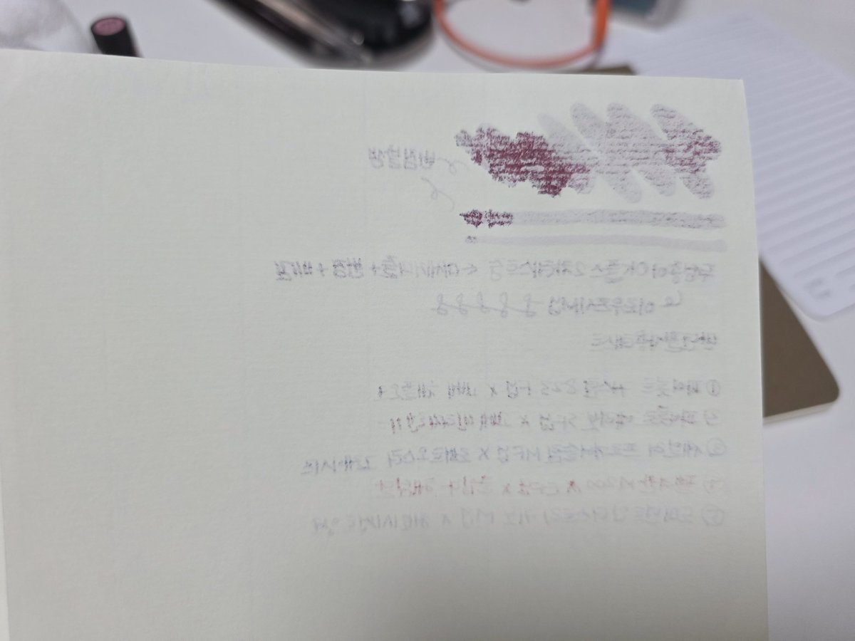 but_ss's tweet photo. 탐라에서 본거랑 OK풀스 사용감이 너무 달라서 두성종이측에 문의해서 새로 Ok풀스를 한 권 더 받았는데 동일하게 만년필+잉크 사용 불가능한 종이라는 결론...🥲 뭐가 잘못된건지 알고싶다ㅠ https://t.co/ePAvTg3YA4