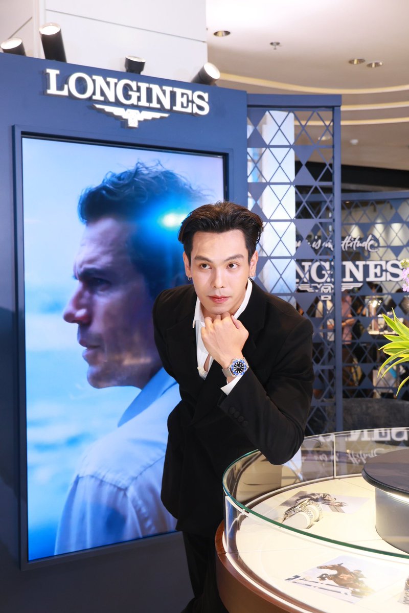 ELLEThailand's tweet photo. เปิดภาพของหนุ่มตรี ภรภัทร ที่มาเช็กอินป๊อปอัพสโตร์ลุคใหม่ Longines HydroConquest New Pop-up Store at Central World จาก Longines ณ ชั้น 2 เซ็นทรัลเวิลด์ พร้อมสัมผัสนาฬิกาสุดไอคอนิกอย่าง #LonginesHydroConquest

#ELLEThailand
#LonginesThailand
#LonginesPopUpCentralWorld 
#treporapat https://t.co/4IvwzD1O2Q
