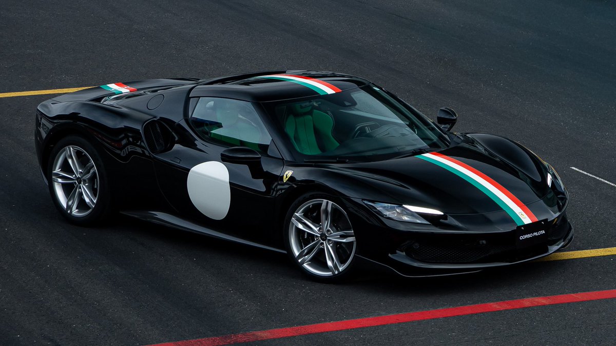 FerrariJPN's tweet photo. 日本開催が目前にせまるCorso Pilota Sport。
そのサーキット走行用に特別に仕立てられた #Ferrari296GTB #AssettoFiorano

Nero Galaxyのボディにイタリアのトリコローレリバリーを大胆にあしらい、Signal Greenのレザーインテリアが、コントラストを際立たせる。

#Ferrari #CorsoPilotaSport https://t.co/0miqGnZLim