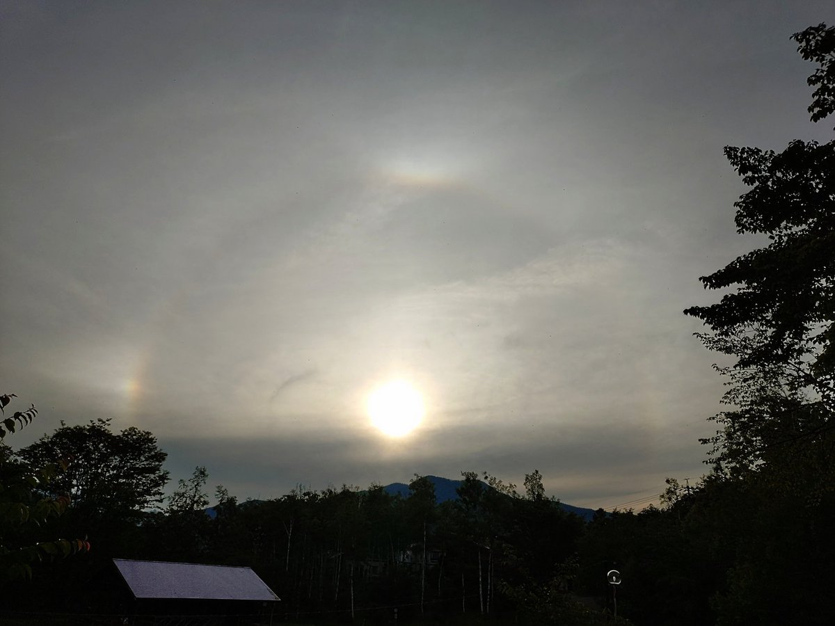 tabisuke99's tweet photo. 奈川からの夕暮れ

お日様のまわりにハロ

左右に幻日

ハロの頂点にも逆さの虹のタンジェントアーク

池のほとりは草刈り直後で
草の香り
夏の香り

ウキウキの季節のはじまりの匂いです

#マジカワ
#イマソラ
#松本市奈川 https://t.co/qxXszJXzjJ