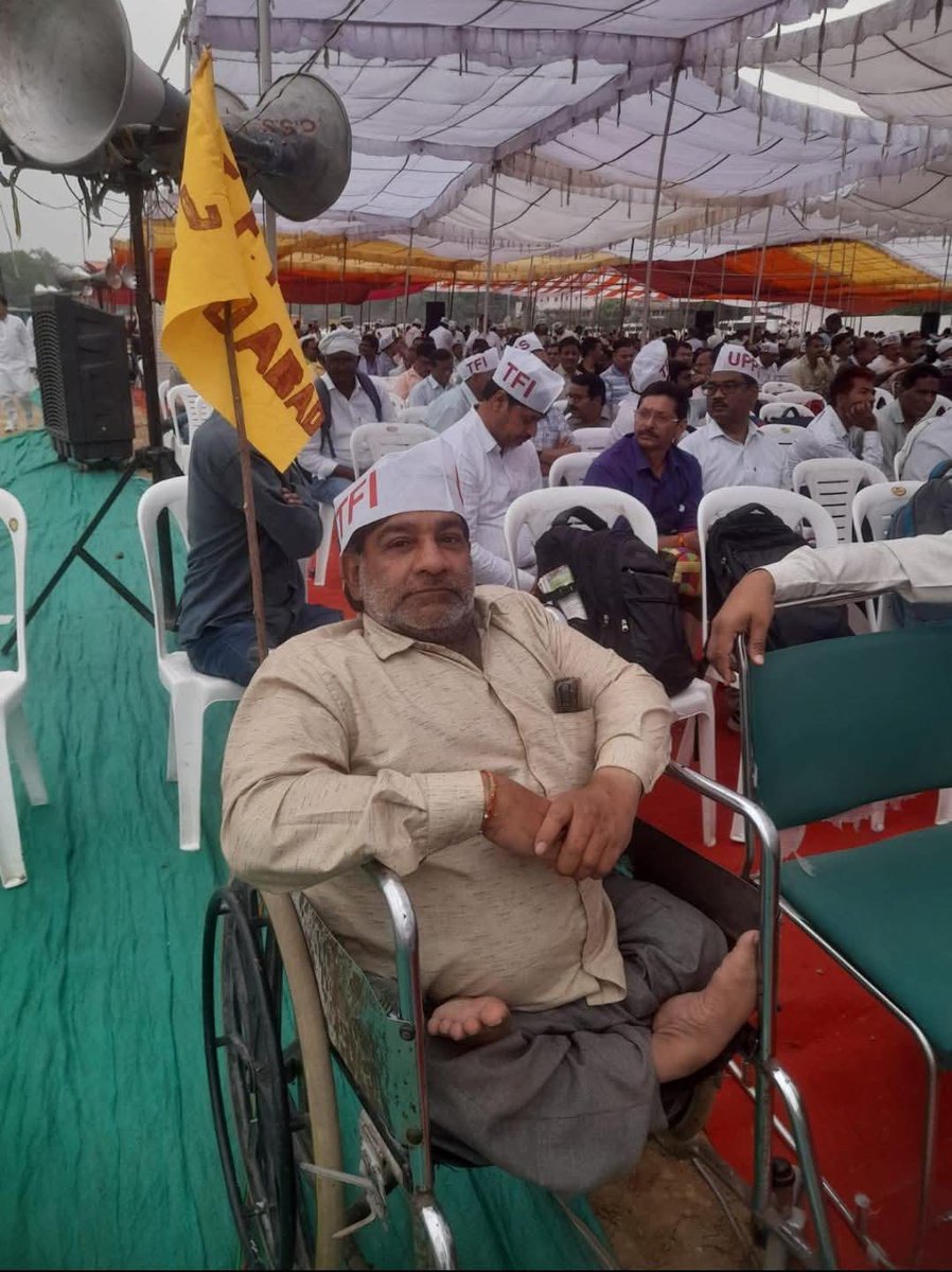 RRTRIPATHIUPPSS's tweet photo. आखिर बेसिक शिक्षकों के साथ ही ऐसा अन्याय क्यो?

   1 सितंबर 2025 के माननीय सर्वोच्च न्यायालय के निर्णय के अनुसार पूर्व गामी प्रभाव से वर्तमान में  कक्षा 1 से 8 तक के विद्यालयों में सेवारत सभी शिक्षकों को शिक्षक पात्रता परीक्षा(TET) उत्तीर्ण करना अनिवार्य किया गया है. एक विचित्र विडंबना यह भी है कि जिन शिक्षकों की सेवाएं 5 साल से कम है उन्हें तो 5 साल तक सेवा में बने रहने का अवसर प्रदान किया गया है अर्थात उन्हें योग्य माना गया है. परंतु जिन शिक्षकों की सेवाएं 5 वर्ष से अधिक हैं उन्हें 31 अगस्त 2028 तक पात्रता परीक्षा उत्तीर्ण करनी है अर्थात वह अयोग्य हैं.
    सबसे पहले शिक्षक पात्रता परीक्षा की संकल्पना उच्च शिक्षा में की गई थी. उस समय डिग्री कॉलेज या विश्वविद्यालय में लेक्चरर के पद पर नियुक्ति हेतु नेशनल एलिजिबिलिटी टेस्ट (NET) उत्तीर्ण करना अनिवार्य किया गया था. परंतु उस समय भी किसी माननीय न्यायालय द्वारा या किसी सरकार द्वारा यह नहीं कहा गया कि उसके पूर्व के नियुक्त शिक्षकों को सेवा में बने रहने के लिए नेट उत्तीर्ण करना अनिवार्य होगा . इसी तरह से अभी हाल ही में कुछ वर्षों से उत्तर प्रदेश राज्य में तृतीय श्रेणी के कर्मचारियों की नियुक्ति हेतु प्राइमरी एलिजिबिलिटी टेस्ट (PET) पास करना अनिवार्य किया गया है. राज्य सरकार की किसी भी तृतीय सेवा में नियुक्ति के लिए वही लोग पात्र होंगे जिन्होंने प्राइमरी एलिजिबिलिटी टेस्ट(PET) उत्तीर्ण किया  होगा. लेकिन यहां भी यह प्रावधान नहीं किया गया की जो कर्मचारी पूर्व में नियुक्त हैं उन्हें भी सेवा में बने रहने के लिए प्राइमरी एलिजिबिलिटी टेस्ट(PET) उत्तीर्ण करना होगा.
   कुल मिलाकर किसी भी विभाग में भर्ती के लिए नियम समय-समय पर बनते रहते हैं और उनमें परिवर्तन होता रहता है. लेकिन आज तक के इतिहास में यह कभी नहीं देखा गया की जो पूर्व में नियुक्त कर्मचारी या शिक्षक हो वह वर्तमान मैं जारी की गई भर्ती नियमों के अधीन आते हों. केवल बेसिक शिक्षकों के लिए यह अभूतपूर्व निर्णय किया गया है. एक बड़े चिंतन का विषय है कि आखिर बेसिक शिक्षकों से परेशानी क्या है? जो देश के नागरिकों का निर्माण करते हैं उन्हीं शिक्षकों को क्यों इस तरह से हताशा में डाला जा रहा है. आज पूरे देश का 25 लाख शिक्षक एक हताशा की स्थिति से गुजर रहा है. उसको अपने तथा अपने परिवार के भविष्य को लेकर इतनी चिंता है कि वह अन्य किसी विषय में सोच भी नहीं सकता है. अब मानसिक रूप से बीमार शिक्षक किस तरह की शिक्षा प्रदान करेगा क्या यह बात सोचने की नहीं है. माननीय सर्वोच्च न्यायालय के निर्णय को अंतिम नहीं माना जा सकता है. भारत की संसद को किसी भी नियम में परिवर्तन करने का अंतिम अधिकार प्राप्त है.
    अब इतना कुछ होने के बाद भी केंद्र की सरकार कान में तेल डालकर क्यों बैठी है? ऐसा नहीं है कि प्रकरण केंद्र सरकार के संज्ञान में नहीं है. दर्जनों माननीय सांसदों द्वारा इस प्रकरण को संसद में उठाया जा चुका है. इसके अतिरिक्त टीचर्स फेडरेशन ऑफ इंडिया के बैनर तले दिल्ली के रामलीला मैदान में देश भर के लाखों शिक्षकों ने धरना प्रदर्शन करके सरकार को जगाने का भी प्रयास किया है. परंतु केंद्र सरकार के किसी जिम्मेदार द्वारा अभी तक इस विषय में किसी भी तरह का कोई बयान नहीं दिया गया. यह अत्यंत ही दुखद है. कहने में कोई संकोच नहीं कि देश के कर्णधारों का निर्माण करने वाले बेसिक शिक्षकों के प्रति केंद्र सरकार की संवेदनहीनता की पराकाष्ठा है. इस विषय पर एक लोक कल्याणकारी सरकार को तुरंत कोई ना कोई कार्रवाई करनी चाहिए जिससे देश के लगभग 25 लाख शिक्षक और उनके परिवारों ( जो कि निश्चित रूप से इसी देश के नागरिक हैं ) का भविष्य संकट में न पड़ने पाए.
@DrDCSHARMAUPPSS 
@RamMurtiThakur 
@PMOIndia 
@myogiadityanath
