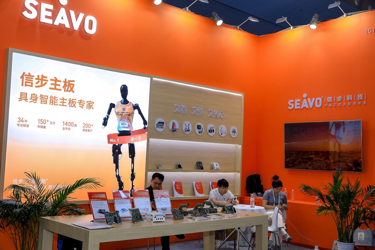 shoppinginCN1's tweet photo. The 12th China (Shanghai) International Technology Fair (#CSITF) recently opened in #Shanghai, bringing together innovation achievements from 22 countries and regions, as well as participants from 24 provinces and municipalities across China.
The event featured themed exhibition zones and an innovation trading service area, showcasing developments in artificial intelligence, green energy, smart manufacturing, brain-computer interfaces and other emerging technologies. With 15 debut technologies making their first public appearance, the fair highlighted Shanghai's role as a key hub connecting global innovation and international cooperation. @IntlServicesSH @SHLingang @shhqcbd @ShLetsMeet @shanghaidaily @ChinaScience