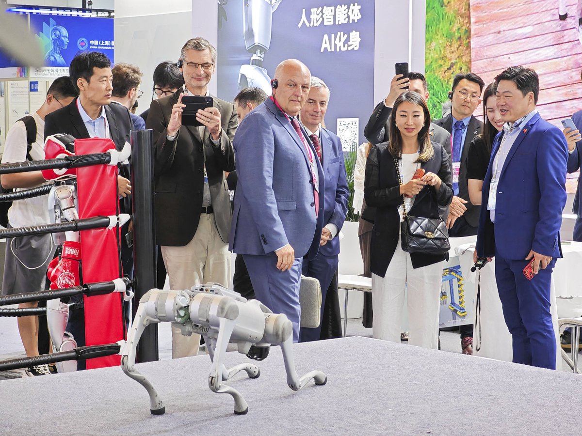 shoppinginCN1's tweet photo. The 12th China (Shanghai) International Technology Fair (#CSITF) recently opened in #Shanghai, bringing together innovation achievements from 22 countries and regions, as well as participants from 24 provinces and municipalities across China.
The event featured themed exhibition zones and an innovation trading service area, showcasing developments in artificial intelligence, green energy, smart manufacturing, brain-computer interfaces and other emerging technologies. With 15 debut technologies making their first public appearance, the fair highlighted Shanghai's role as a key hub connecting global innovation and international cooperation. @IntlServicesSH @SHLingang @shhqcbd @ShLetsMeet @shanghaidaily @ChinaScience