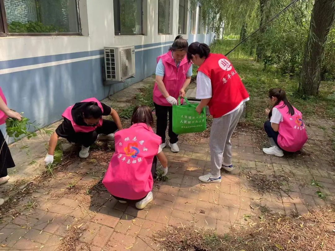 zbFEJ2fbStvrewN's tweet photo. Just wrapped up 3 days of beach cleanup with local volunteers! Collected 50kg of plastic trash u0026 saw seagulls playing freely on the clean shore again. Small steps add up to big changes https://t.co/BWKeScpJsJ