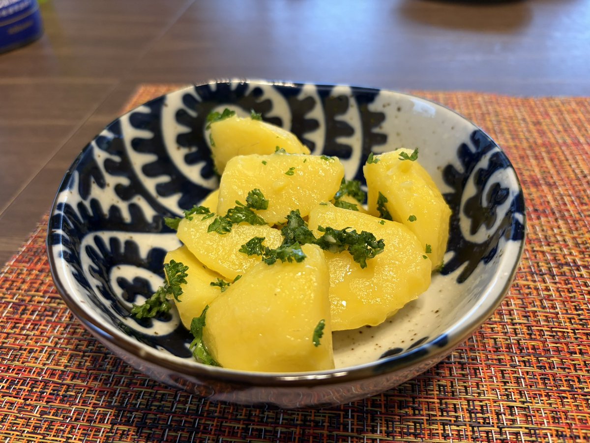y3a_u's tweet photo. 以前に作った床盛さんのじゃがいも🥔
「デストロイヤー」は噂に聞いてましたが床盛さんのおまかせ野菜で初めて手に取りました。味はしっかりジャガイモだけどサツマイモの様に甘く栗の様にホクホク😊しつかり味わいたくて蒸してオリーブオイルと塩で味付け最後にパセリ🌿めっちゃ美味しい😋 https://t.co/z7rvGoqKhT