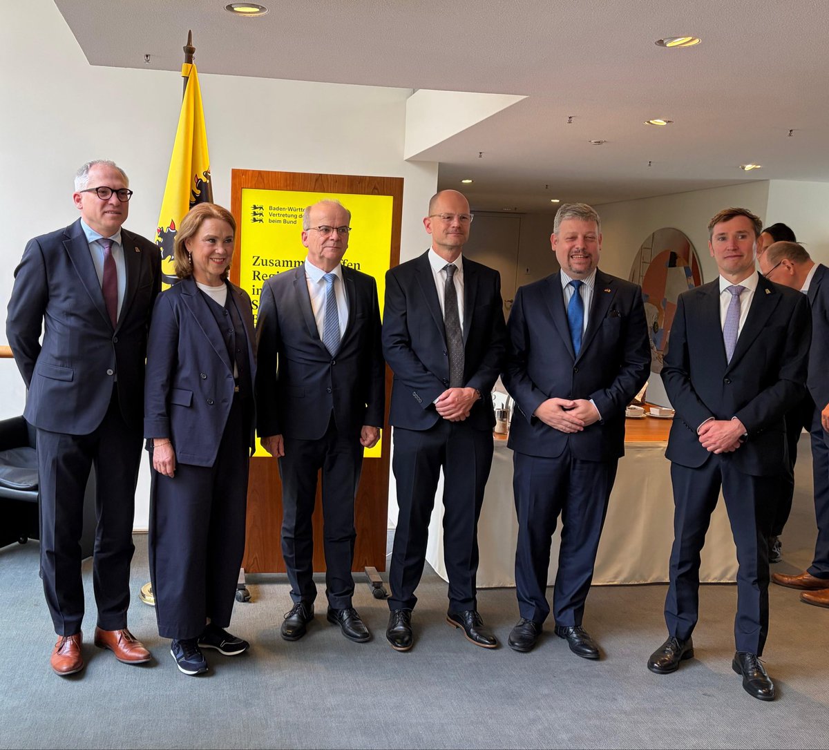 BelBotschaft's tweet photo. 🇧🇪🇩🇪 Stark für Europas digitale Zukunft: Beim Spitzentreffen zur deutsch-belgischen #Halbleiter‑Kooperation mit @MDiependaele, @PetraOlschowski und StS Dr. Jungk stand die Zusammenarbeit mit @imec_int im Fokus. Gemeinsam sichern wir Europas digitale Souveränität im #ChipsAct. https://t.co/7RfFL0Uw1e
