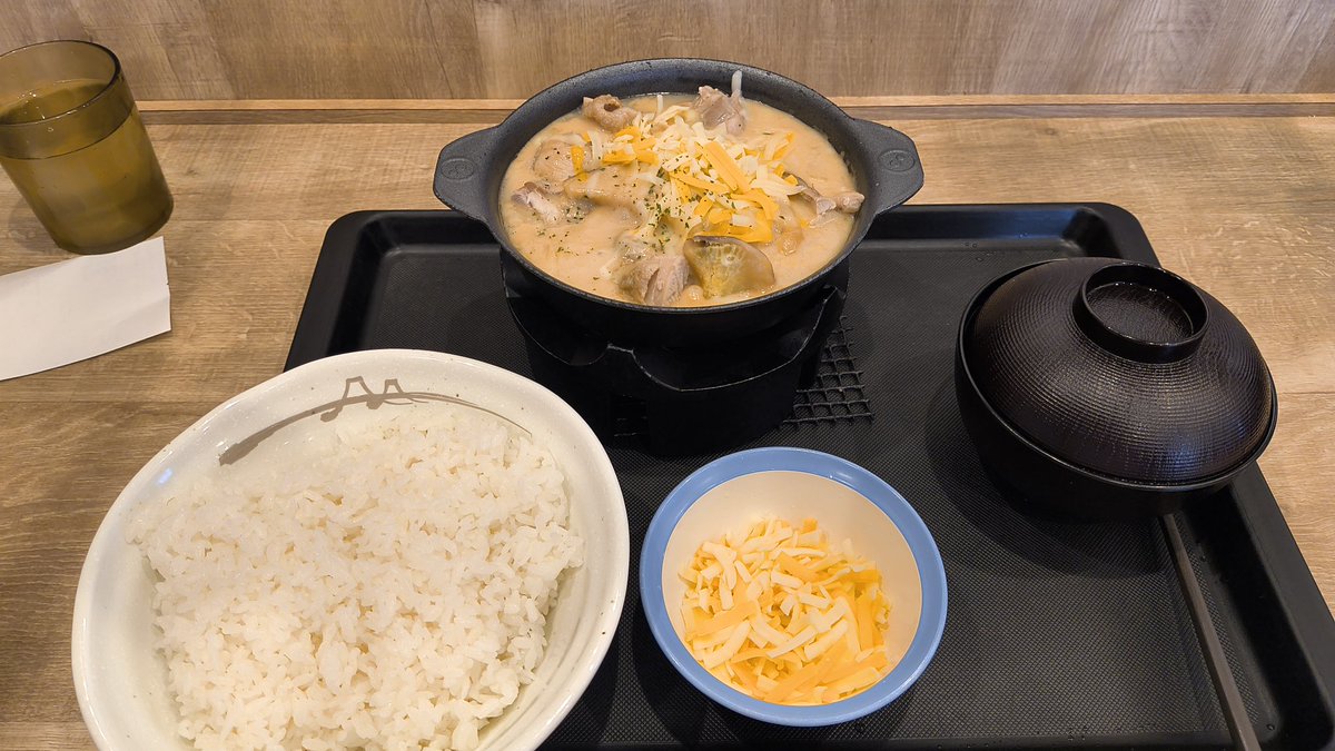 pugkenmc's tweet photo. 夜勤明け仮眠後に空腹で食べる
松屋のシュクメルリ鍋が美味すぎて
飛びます✨️💕 https://t.co/pmpQBcSstv
