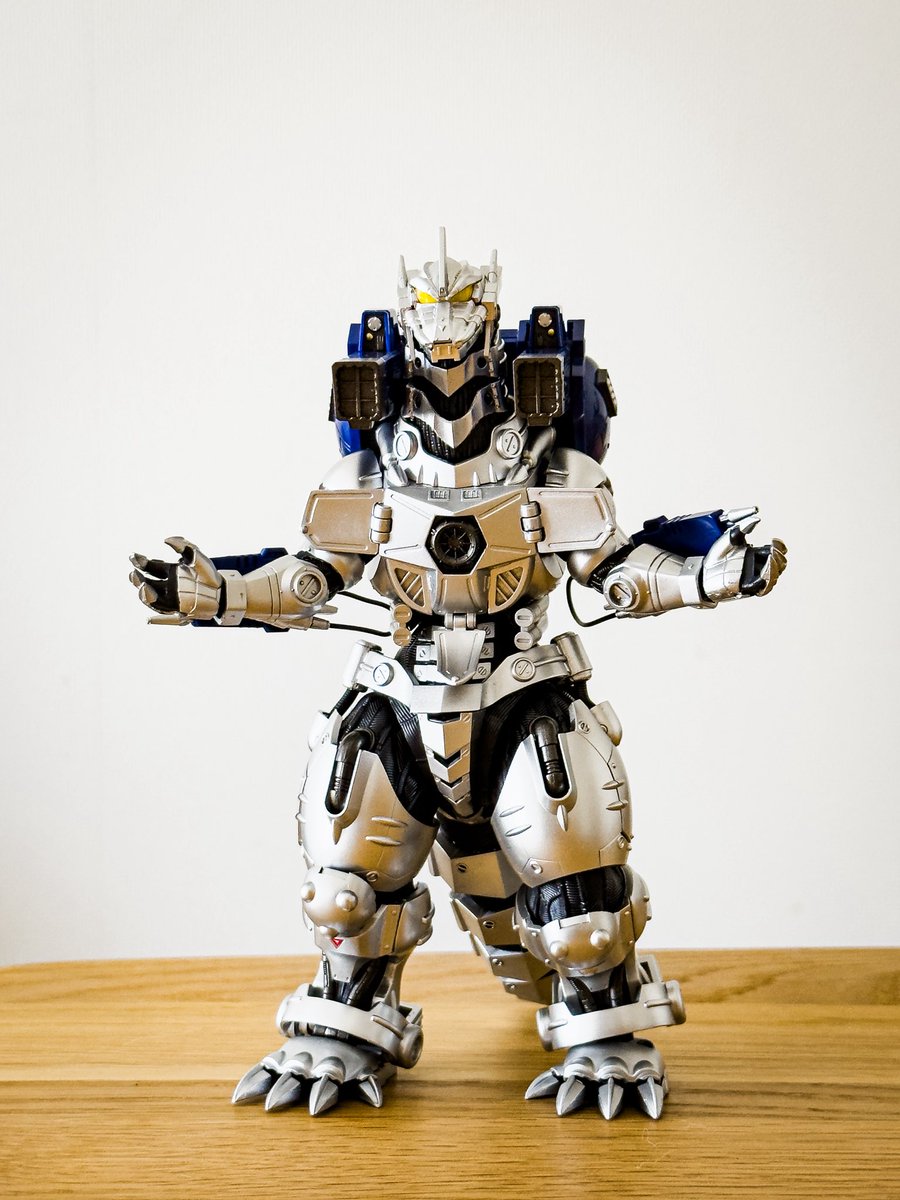 mobebeseijin's tweet photo. 久々開封のモンアツの3式機龍②
バックパック装着して色々ポージング！
なかなか画になるマシーンです。
アブソリュートゼロもちゃんと再現できます！光エフェクトは超合金であったのでモンアツにはそこまで要求しなくてもいいかと
#ゴジラ　#モンアツ　#godzilla  #SHMA https://t.co/jWjVA2G3KL