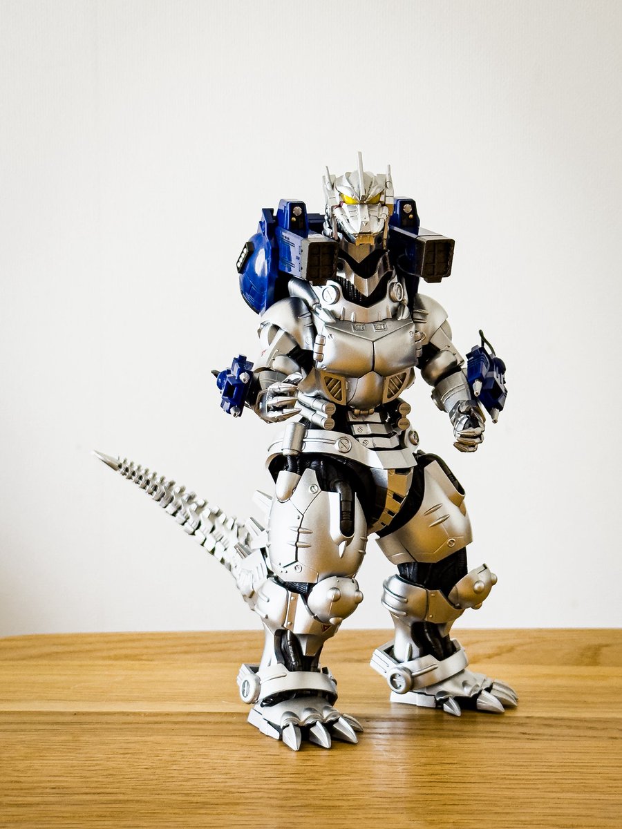 mobebeseijin's tweet photo. 久々開封のモンアツの3式機龍②
バックパック装着して色々ポージング！
なかなか画になるマシーンです。
アブソリュートゼロもちゃんと再現できます！光エフェクトは超合金であったのでモンアツにはそこまで要求しなくてもいいかと
#ゴジラ　#モンアツ　#godzilla  #SHMA https://t.co/jWjVA2G3KL