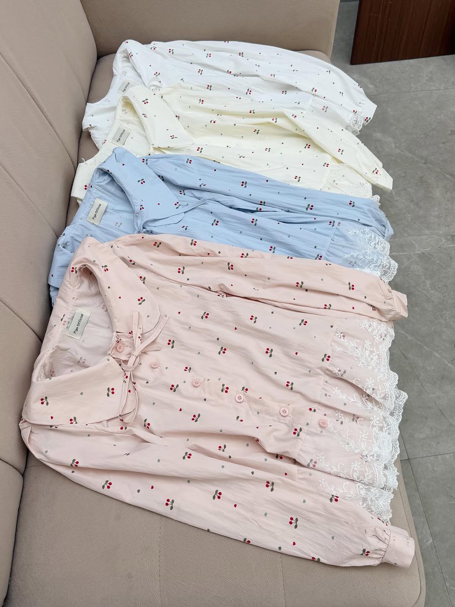 dvressy's tweet photo. segemes itu loh blouse cherry ini?! https://t.co/LhWCXE2FrU
