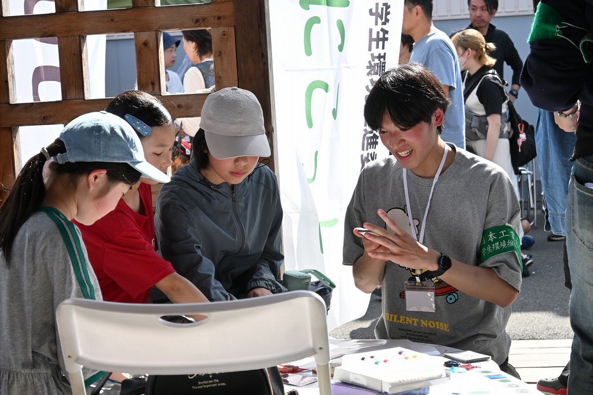 NITSDGsSTUDENTS's tweet photo. みなさんこんにちは。 NIT SDGs STUDENTSです！

6月6日（土）、宮代町で行われた ROCCO NIGHT にボランティアとして参加しました！
本学のブースには約90名の子どもたちが来場し、レジンキーホルダー作りを楽しんでもらいました！

投稿者：加藤
#日本工業大学 #NIT #学生環境推進委員会 #SDGs https://t.co/bovksS8Ssp