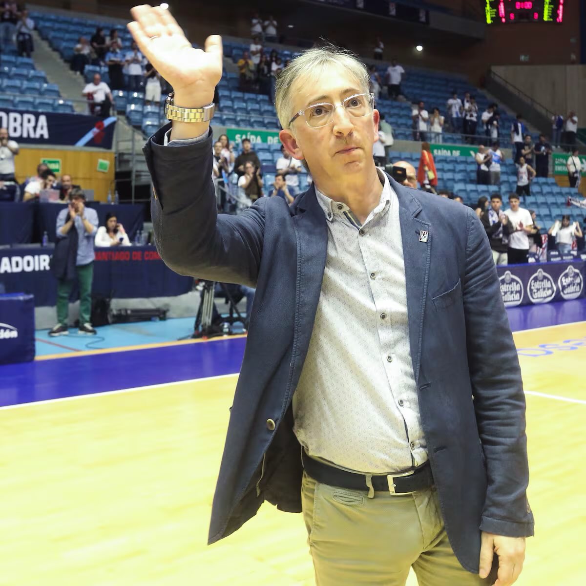 DTFRPodcast's tweet photo. Hai frases que quedan para sempre.
DTFR nace para contar a actualidade do Obradoiro, pero tamén para render homenaxe a Moncho Fernández e á súa mítica frase:
DO THE FUCKING RULES.
Un legado que forma parte da historia deste club.
🎙️💙🤍❤️
#DTFR https://t.co/NfakoFA1oh