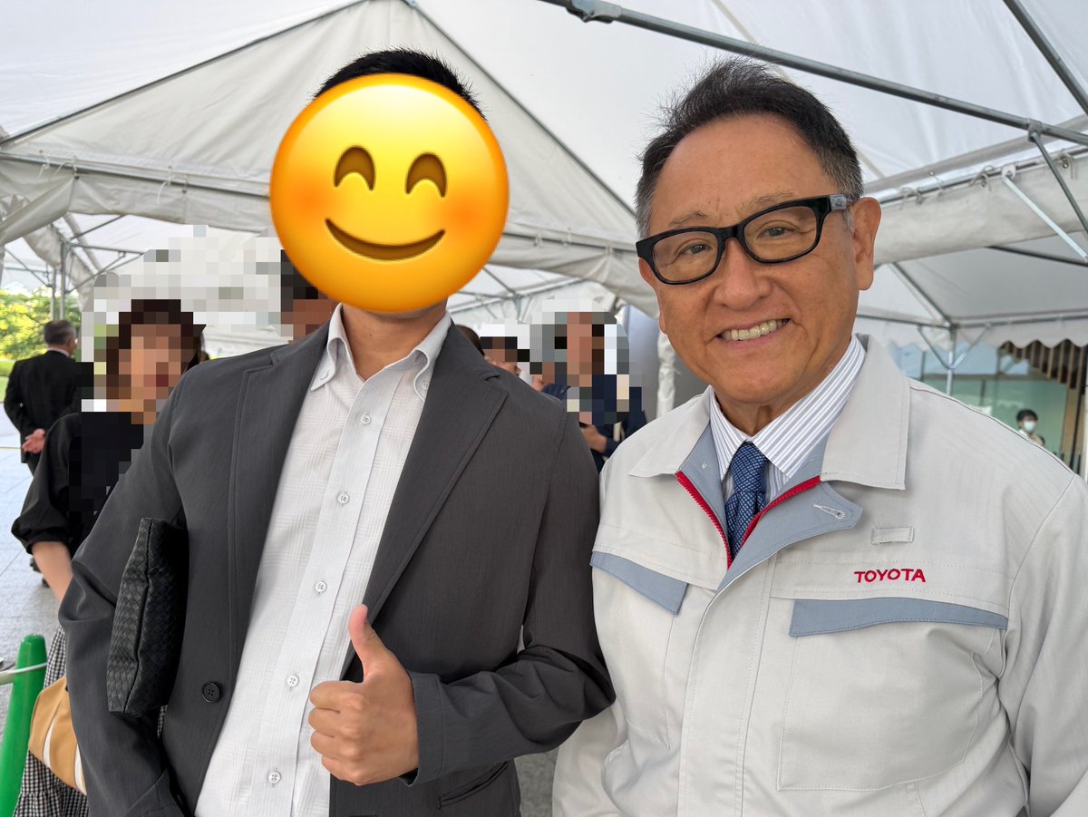 supra_minicar's tweet photo. 今日はトヨタの株主総会に出席してきました！
今年は出席者が9千人超えだったそうで、ミニカーは足りたのですかね？🤔
私も朝から並んで会長と写真を撮れました✨

無事にLFAコンセプトのミニカーも入手したので、今日のトヨタ会館に展示されていた、GR GTとGR GT3の並びを再現してみました😁 https://t.co/OTmI5u4oXG