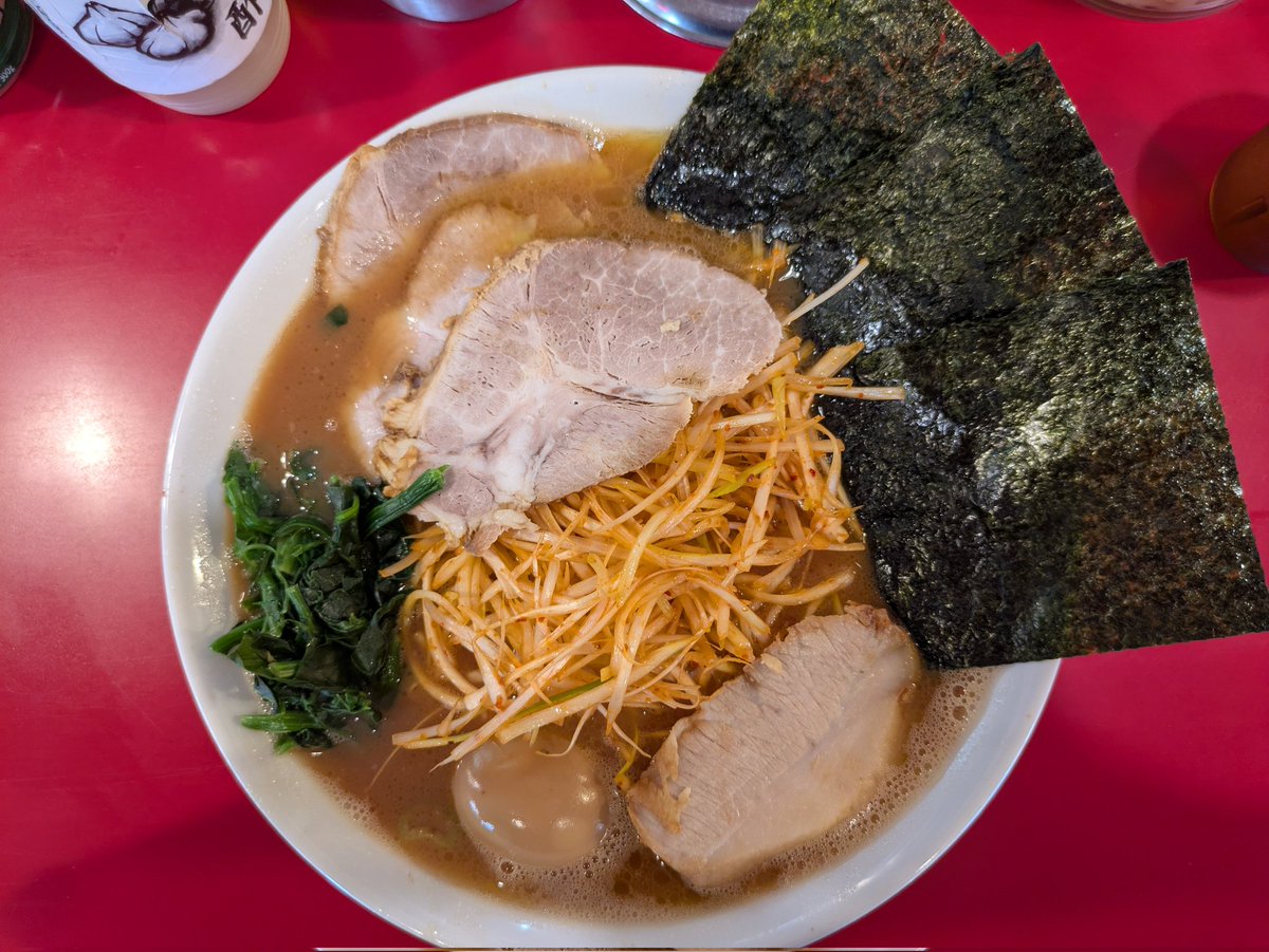 RB285458's tweet photo. 今日の晩メシ　家系ラーメン王道 神道家　赤ネギチャーシューメン3枚（大）🍜　1500円😁😁😁😁😁 https://t.co/6dxXDZxwhX