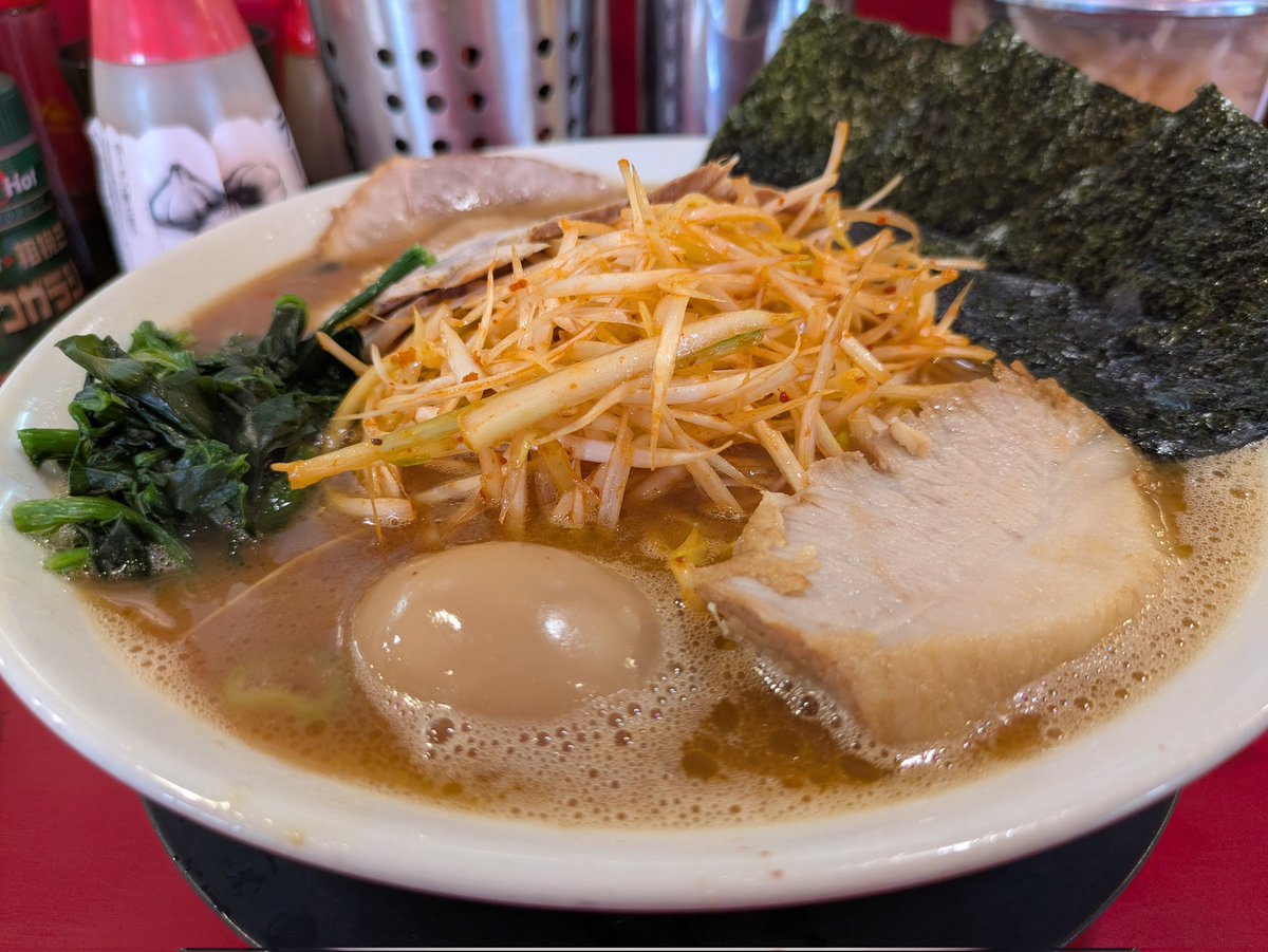 RB285458's tweet photo. 今日の晩メシ　家系ラーメン王道 神道家　赤ネギチャーシューメン3枚（大）🍜　1500円😁😁😁😁😁 https://t.co/6dxXDZxwhX
