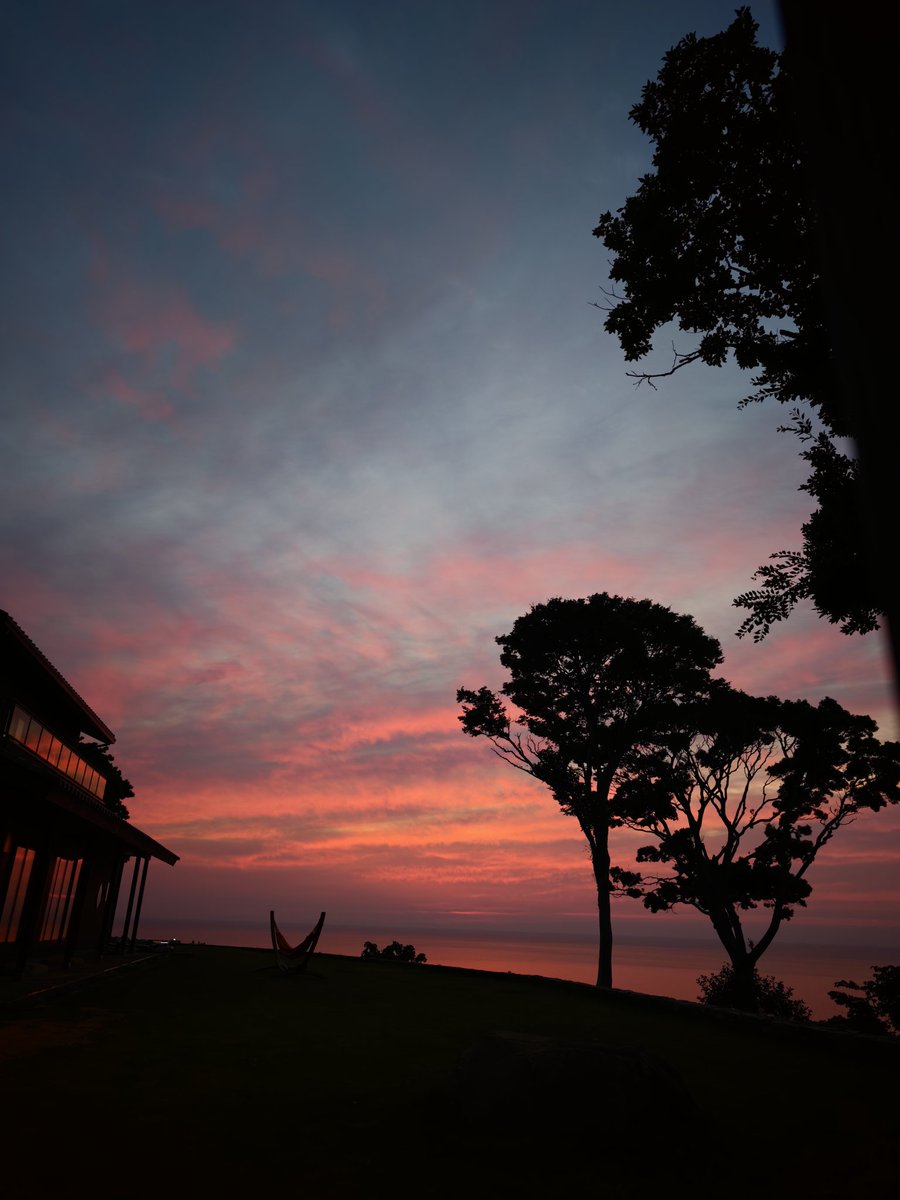 kazuch0924's tweet photo. 今の時期って湿度の関係でこんなにも夕日が赤くなる時があるとは知らなかった。。。料理人さん呼んでディナー会したけどよかた！ https://t.co/XUYLCwpgJP