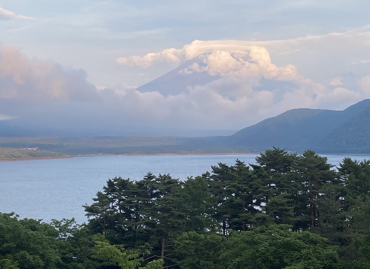 umemusu's tweet photo. 富士宮に行く途中に立ち寄った、本栖湖越しに見る富士山。
これでも、この時のベストショットです、すみません。
夕闇迫る曇り空の中に、かすかに浮かぶシルエット。
それでもやはり、富士は日本一の山♪ https://t.co/f88YyZh8Lp