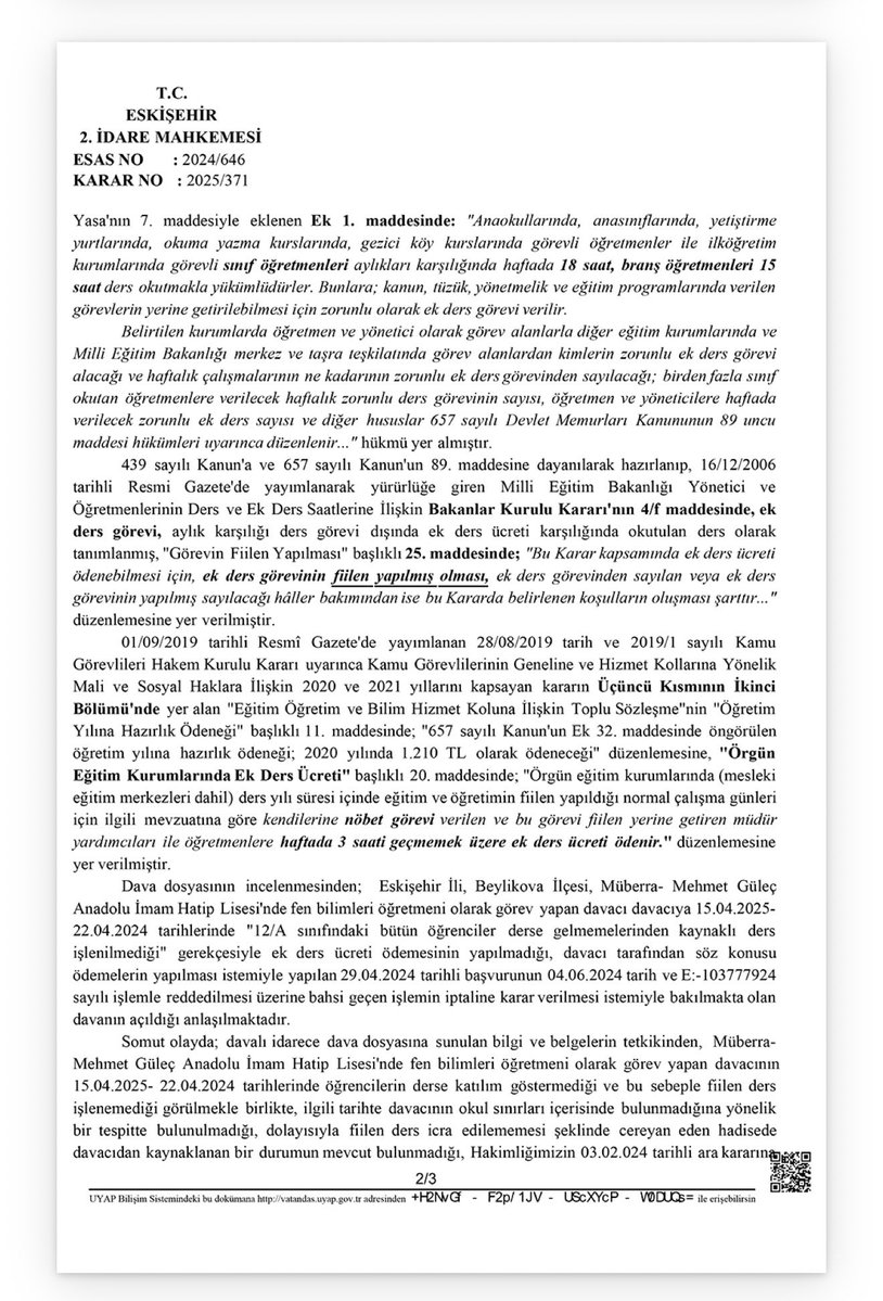 memurbulteni's tweet photo. 🚨 ÖĞRETMENLERİN EK DERS ÜCRETİ KESİLECEK Mİ? MAHKEMEDEN EMSAL KARAR!

Sene sonunun yaklaşması ve sınavların tamamlanmasıyla birlikte birçok okulda öğrencilerin devamsızlığı artarken, öğretmenlerin ek ders ücretleriyle ilgili önemli bir yargı kararı gündeme geldi.

⚖️ Mahkeme, öğrencilerin okula gelmemesi nedeniyle öğretmenlerin ek ders ücretlerinin kesilemeyeceğine hükmetti.

📌 Karara göre;

✅ Öğretmen zamanında okulda bulunuyorsa,

✅ Sınıfında hazır bekliyorsa,

✅ Sınıf defterini usulüne uygun şekilde doldurup imzalıyorsa,

öğrencilerin devamsızlığı gerekçe gösterilerek ek ders ücretinde kesinti yapılamayacak.

Mahkeme kararında, öğrencilerin okula gelmemesinin öğretmenin kontrolü dışında gelişen bir durum olduğuna dikkat çekilerek, öğretmenin kusuru bulunmayan hallerde ek ders ücretinin kesilmesinin hukuka ve hakkaniyete aykırı olduğu vurgulandı.

📍 Böylece dönem sonlarında sıkça yaşanan “öğrenci yoksa ek ders de yok” tartışmalarına yönelik emsal niteliğinde bir karar verilmiş oldu.

Gelişmelerden ve doğru bilgiden yararlanmak için @memurbulteni’ni takibe alınız.
