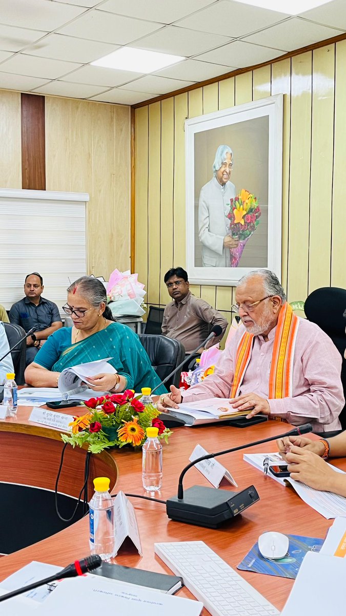Sushma_Kharkwal's tweet photo. आज माननीय वित्त एवं संसदीय कार्य मंत्री तथा जनपद लखनऊ के प्रभारी मंत्री आदरणीय श्री सुरेश कुमार खन्ना जी की अध्यक्षता में कलेक्ट्रेट स्थित डॉ. ए.पी.जे. अब्दुल कलाम सभागार में आयोजित विकास कार्यों की समीक्षा बैठक में सहभागिता की।

बैठक में जनहित से जुड़े विभिन्न विकास कार्यों, आधारभूत सुविधाओं के सुदृढ़ीकरण, स्वच्छता व्यवस्था, पेयजल, सड़क, प्रकाश व्यवस्था एवं नगर विकास से संबंधित परियोजनाओं की प्रगति की समीक्षा की गई। इस दौरान शासन की प्राथमिकताओं के अनुरूप विकास कार्यों को निर्धारित समयसीमा में गुणवत्तापूर्ण ढंग से पूर्ण कराने पर विशेष बल दिया गया।

बैठक में लखनऊ के जनप्रतिनिधिगण एवं अधिकारीगण उपस्थित रहे तथा विकास योजनाओं के प्रभावी क्रियान्वयन एवं जनकल्याणकारी कार्यों को गति प्रदान करने हेतु आवश्यक सुझाव एवं निर्देश दिए गए।

लखनऊ के समग्र एवं सतत विकास के लिए नगर निगम पूरी प्रतिबद्धता के साथ कार्य कर रहा है तथा नागरिकों को बेहतर सुविधाएं उपलब्ध कराने हेतु निरंतर प्रयासरत है।

#Lucknow #VikasSamiksha #LucknowNagarNigam #SushmaKharkwal #DevelopmentWorks #GoodGovernance #UttarPradesh #PublicService #ViksitLucknow #TeamLucknow