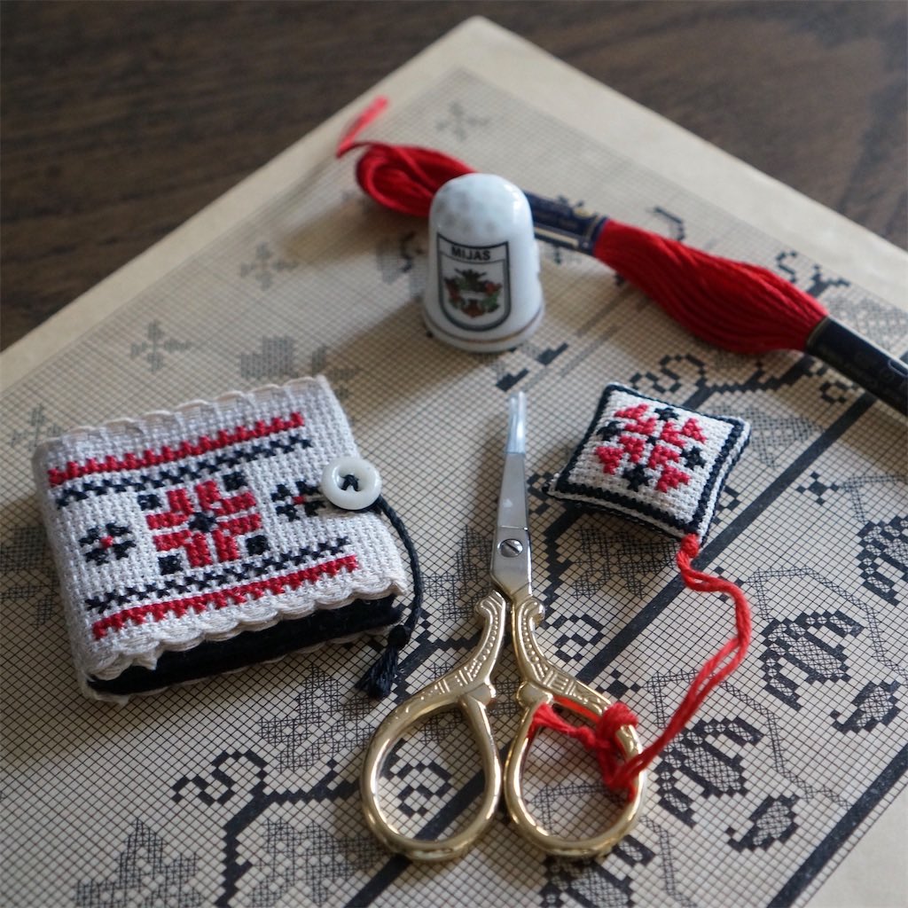 folklorashop's tweet photo. 京王線 西調布のfolkloraにて開催中🪡
刺繍教室の新規生徒様募集のお知らせです

ハーダンガー教室
毎月第4金曜日開催予定

カウントステッチ教室
毎月第2金曜日開催予定

たくさんの本に囲まれながら、手芸好きな方たちと集まって刺繍をしてみませんか？
初心者さんもお気軽にお越しください✨ https://t.co/z0IITUu9FV