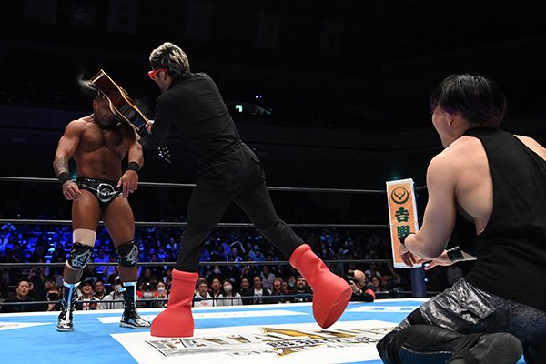 Laters_mga's tweet photo. プロレス界ではSANADA選手の着用で去年の4月からすでに話題になってたこの赤い靴、今度は大森さんの足元で再登場説あってとてもアツい。
 #MrsGREENAPPLE https://t.co/syAvYyUabF