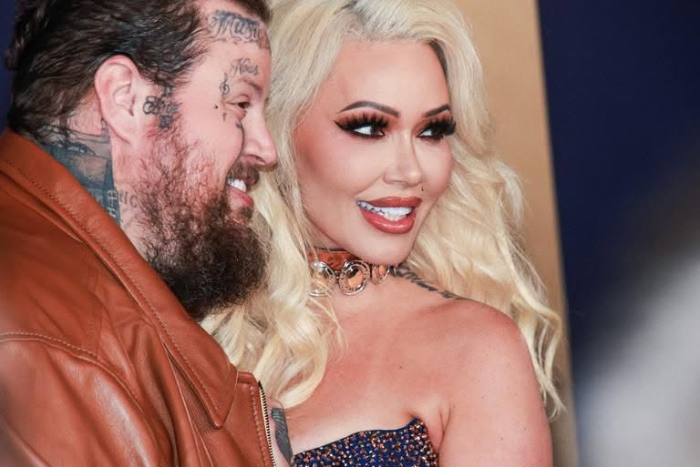 Kokastica1's tweet photo. 💔 Trouble in paradise? After nearly a decade together, rumors are swirling that Jelly Roll and Bunnie Xo may be facing their toughest chapter yet. Fans are stunned as reports hint at a painful turning point in their marriage.

#JellyRoll #BunnieXO #CelebrityNews #CountryMusic #E https://t.co/mYYglDucpV