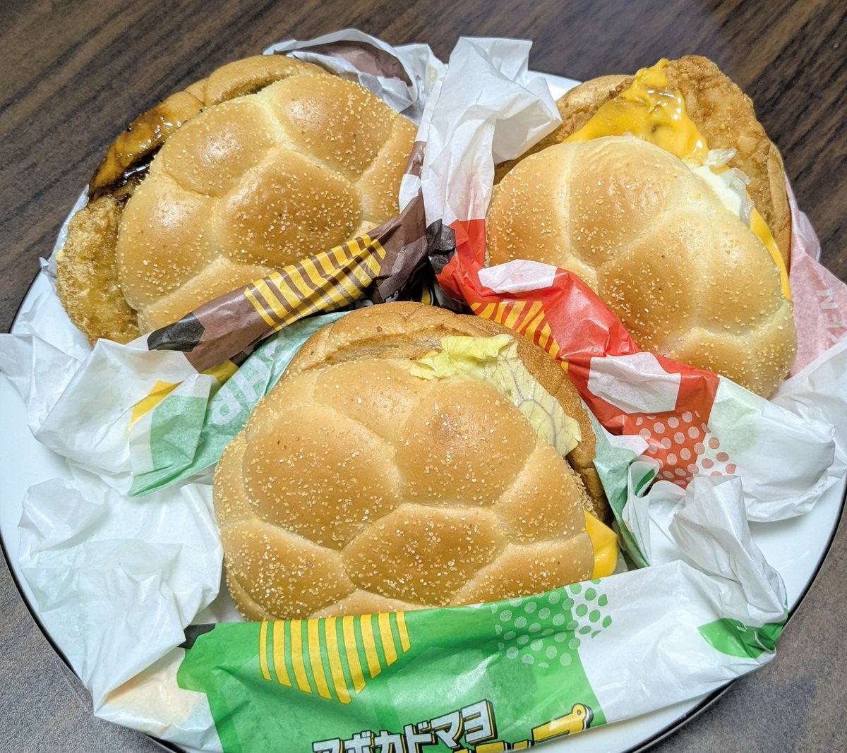 haruna05720's tweet photo. ほぼ去年のジュラシックバーガーだけど、マックの新作食べた(´・_・`)
シュリンプ⇒アボカドの味はそこまでしない。。アボカド食べたいならモスの期間限定😂
チキン⇒名前通りタコスの味！チリソースが思ってたより辛め
ビーフ⇒甘めの焼肉のタレみたいな味で、この中だと一番美味しかった、、！ https://t.co/7OKJyJXghN