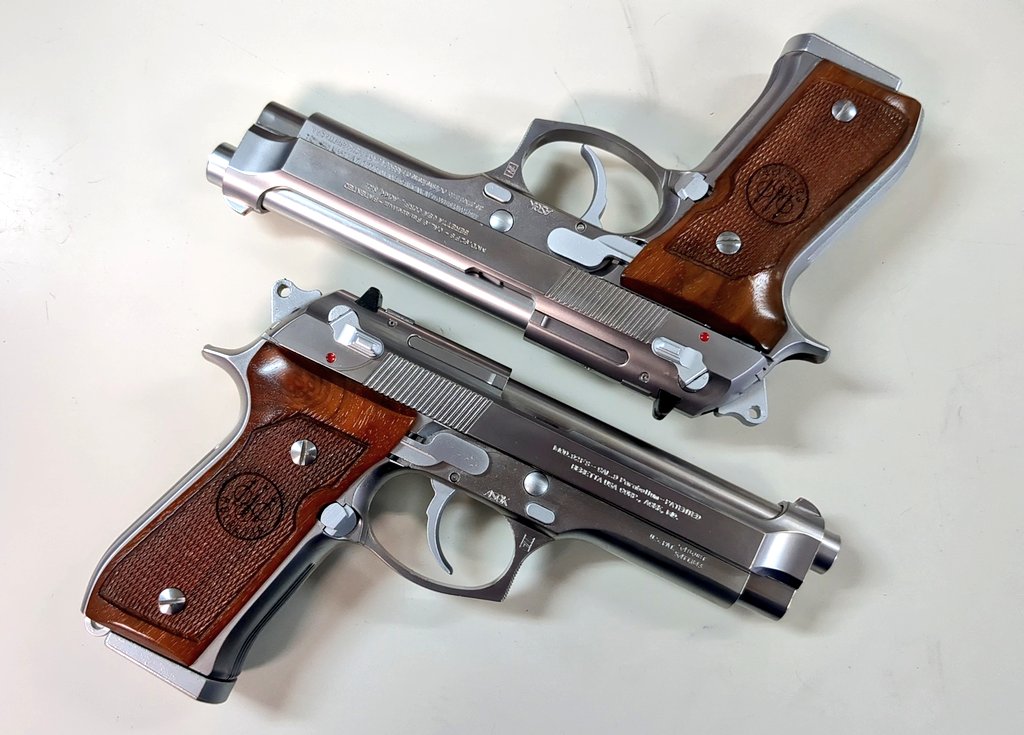 LAHOBBYSHOPUSED's tweet photo. やや旧き良きガスガン

WA Beretta M92FS Inox

いずれもたまたま同じ木製グリップを装着しておりますが、、よく見ると世代の差で刻印にも違いがあります、マガジンの仕様も

このちょうど良いメッキの色味と重量感がワクワクします https://t.co/6AgoVBzlvv