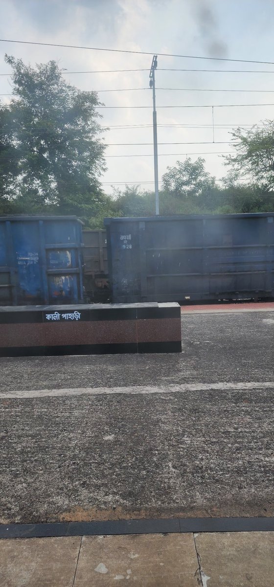 Aashi12486's tweet photo. 63515 burdwan asansol local delayed to pass 2 goods trains, public's time no value, why running local trains plz close  local train service as it has no values @DRM_ASN @EasternRailway @RailwaySeva @RailMinIndia https://t.co/zg1ibOisPK