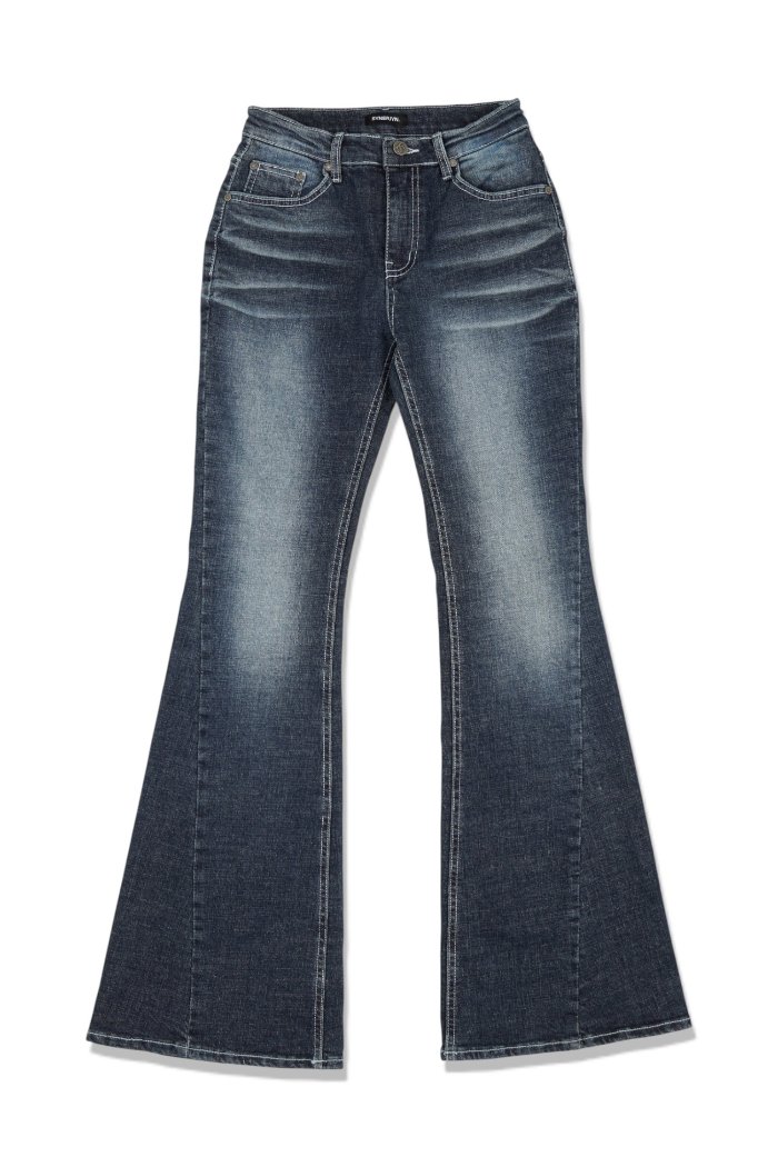 celebkr's tweet photo. Who_ 에스파 지젤
Where_ 유튜브
Wearing_ 시너진 @synerjyn
Product_ CAT WASHING DENIM PANTS

#aespa #에스파 #지젤 #giselle #시너진 https://t.co/RlrVD5QwGZ