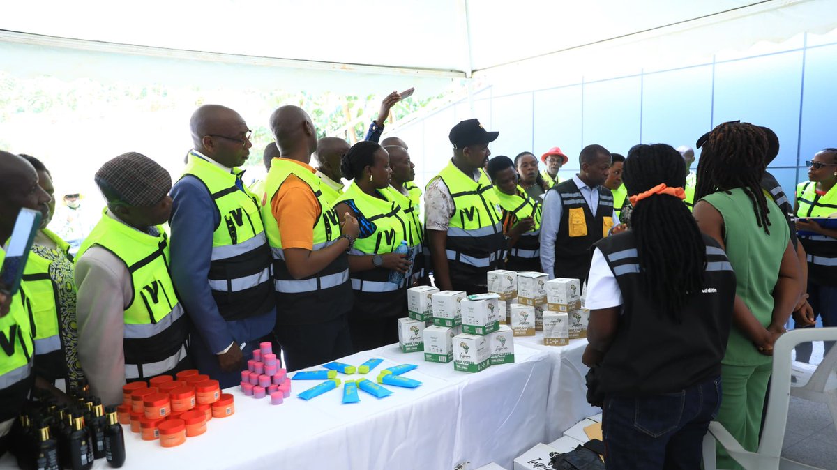 ellabeautyUg's tweet photo. We were delighted to host farmers from Kiruhura District, led by the RDC, on a study visit to the Africa Coffee Park in Ntungamo. 

The Park will benefit farmers through value addition, better market opportunities, increased demand for quality coffee, and higher incomes. https://t.co/GV0JbJS5Tv
