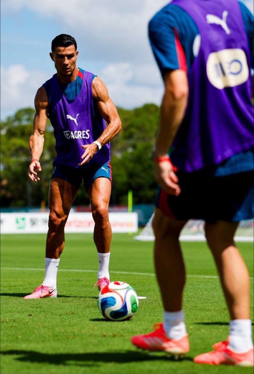 Ferial321's tweet photo. 🤤⚽😍 امشب کریستیانو هتریک‌ می‌کنه
3 - 0

🏟️ #WorldCup
🏆 #Cristiano_Ronaldo
#portugal https://t.co/adJvG8H76t