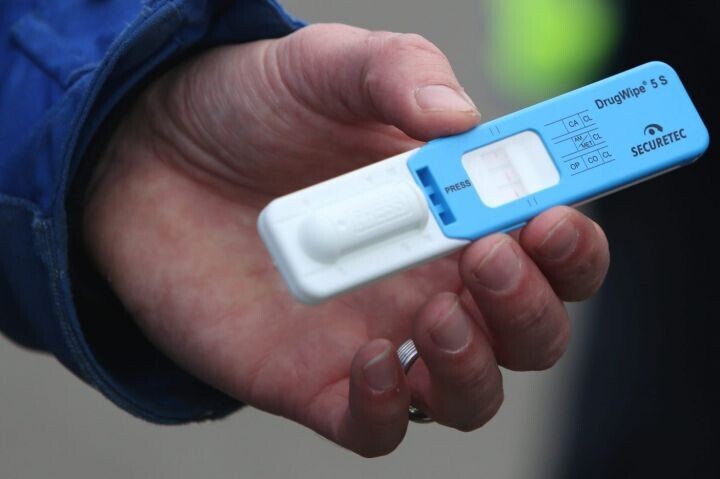 le_Parisien's tweet photo. Drogue : bientôt un test salivaire pour les fonctionnaires… et les salariés du privé ?

➡️ https://t.co/wpptl1KxCC https://t.co/wOP3Bofxqs