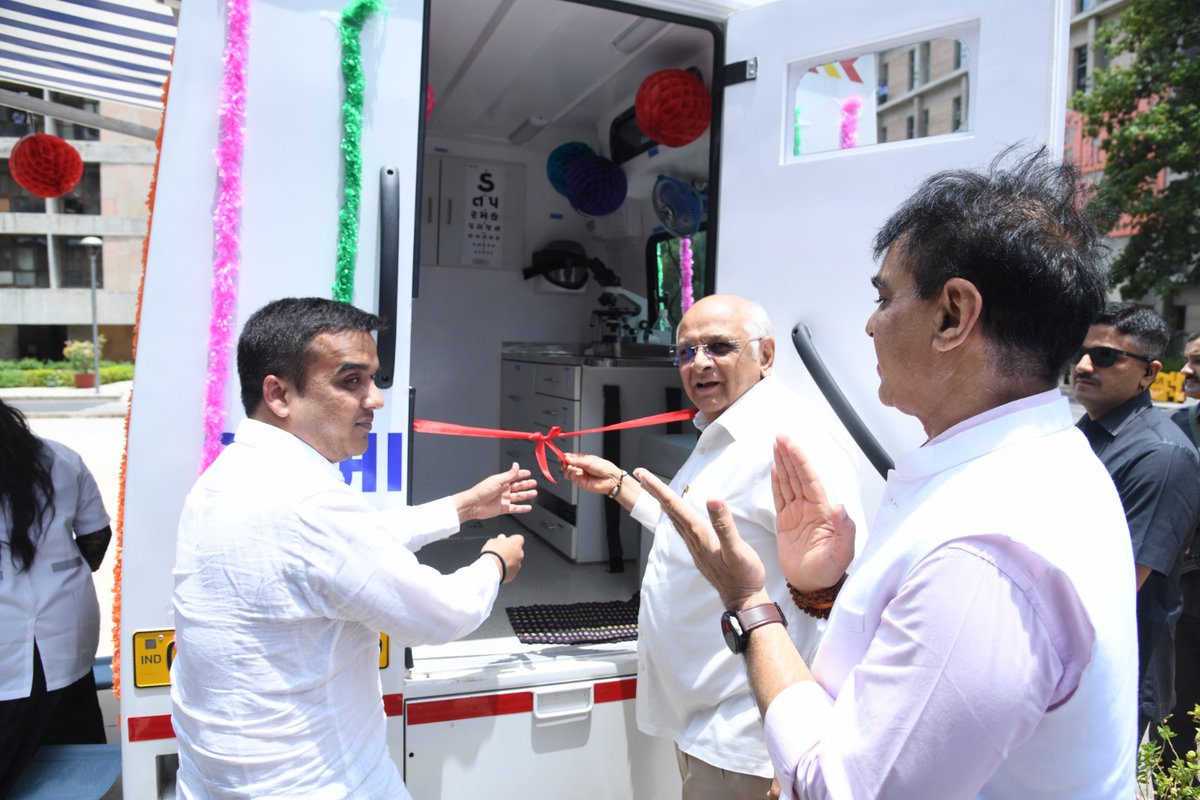 InfoGujarat's tweet photo. માન. મુખ્યમંત્રી શ્રી ભૂપેન્દ્રભાઈ પટેલનું આદિજાતિ વિસ્તારોમાં આરોગ્યલક્ષી સેવાઓ વધુ સુદ્રઢ કરવાનું મહત્ત્વપૂર્ણ પગલું...

મુખ્યમંત્રી શ્રી ભૂપેન્દ્રભાઈ પટેલે નાયબ મુખ્યમંત્રી શ્રી હર્ષભાઈ સંઘવી અને આરોગ્ય મંત્રી શ્રી પ્રફુલભાઈ પાનસેરીયાની ઉપસ્થિતિમાં ગાંધીનગર ખાતેથી 51 ટૂ-વ્હીલર મોબાઇલ હેલ્થ યુનિટ તેમજ 9 નવા મોબાઇલ હેલ્થ વાન યુનિટને ફ્લેગ ઓફ કરાવી 14 જિલ્લાઓમાં આરોગ્ય સેવાઓ માટેનું પ્રસ્થાન કરાવ્યું...

મોબાઇલ હેલ્થ યુનિટ્સ સેવાઓનો મુખ્ય હેતુ દુર્ગમ, અંતરિયાળ વિસ્તારોમાં રહેતા નાગરિકોને સમયસર અને સરળતાથી પ્રાથમિક આરોગ્ય સેવાઓ સુનિશ્ચિત કરાવવાનો; આ મોબાઇલ હેલ્થ યુનિટમાં  ડિજિટલ બી.પી. મશીન, સ્ટેથોસ્કોપ, ગ્લુકોમીટર, ક્લિનિકલ થર્મોમીટર, હિમોગ્લોબિન મીટર સહિતના આવશ્યક તબીબી સાધનો તેમજ ઉપકરણોની સુવિધા ધરાવતી પ્રિવેન્ટિવ આરોગ્ય સેવાઓને ડિજિટલ ડેટા એન્ટ્રી અને સીએમ ડેશબોર્ડ સાથે સંકલિત કરાઈ છે...

#HealthForAll #healthcare #GujaratGovernment